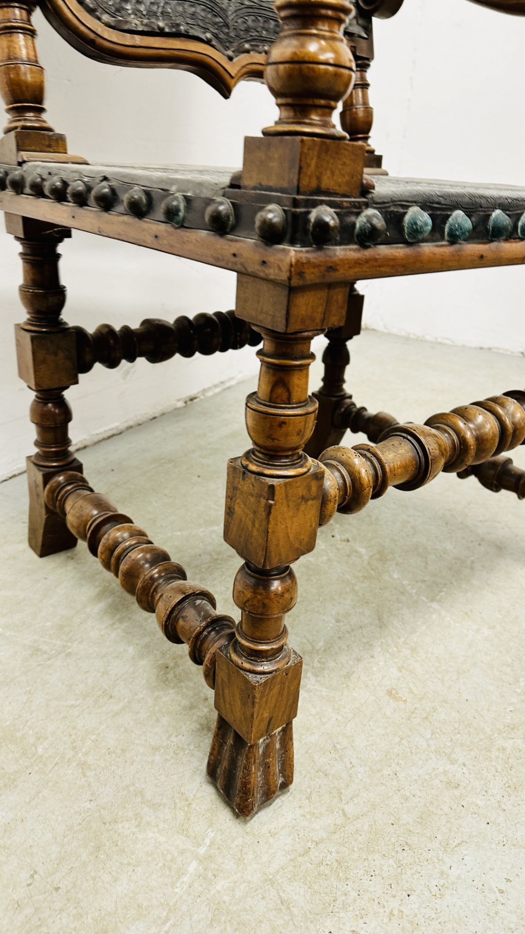AN IMPRESSIVE SPANISH WALNUT ANTIQUE HIGH BACK ELBOW CHAIR, DETAILED SCROLLED ARMS, - Image 17 of 28