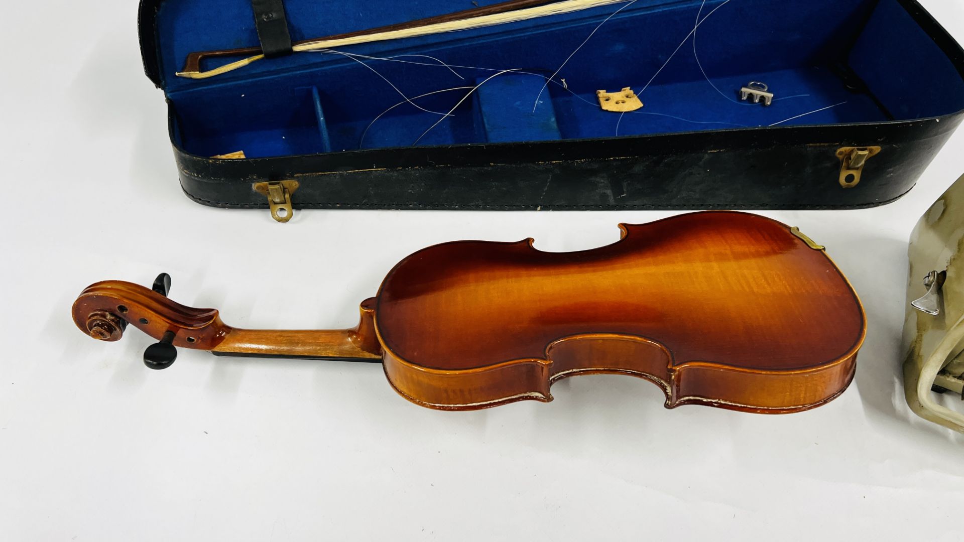 A VINTAGE VIOLIN AND BOW WITH MOTHER OF PEARL DETAIL A/F IN A RUSHWORTH AND DRAPER MUSICAL - Image 4 of 8