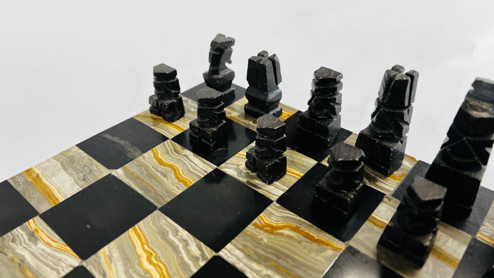 A HARDSTONE CHESS BOARD AND PIECES. - Bild 5 aus 6