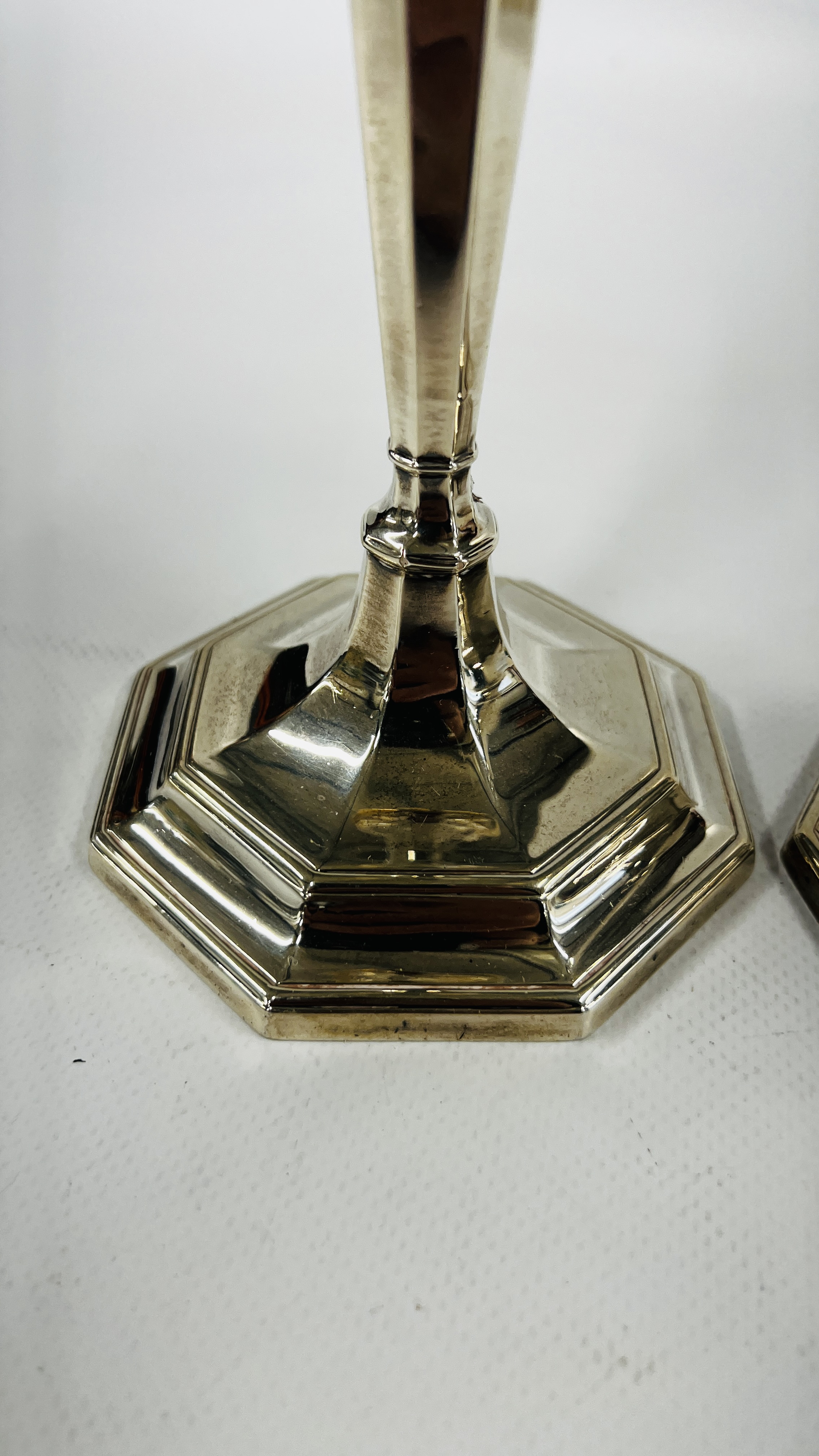 A PAIR OF ANTIQUE SILVER CANDLESTICKS SHEFFIELD ASSAY 1925 HE H 19.5CM. - Image 5 of 8