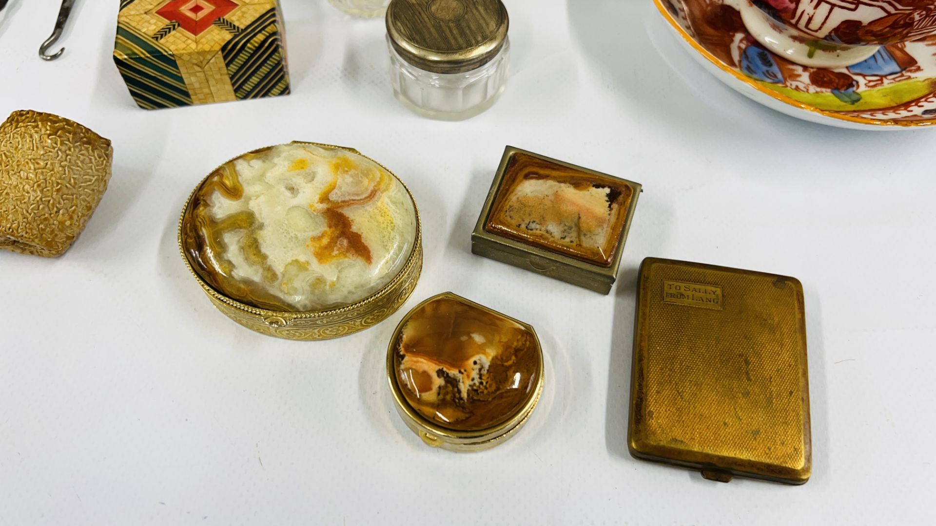 A BOX OF ASSORTED COLLECTABLES TO INCLUDE DRESSING TABLE DECANTERS AND A SILVER LIDDED POT, - Bild 2 aus 15