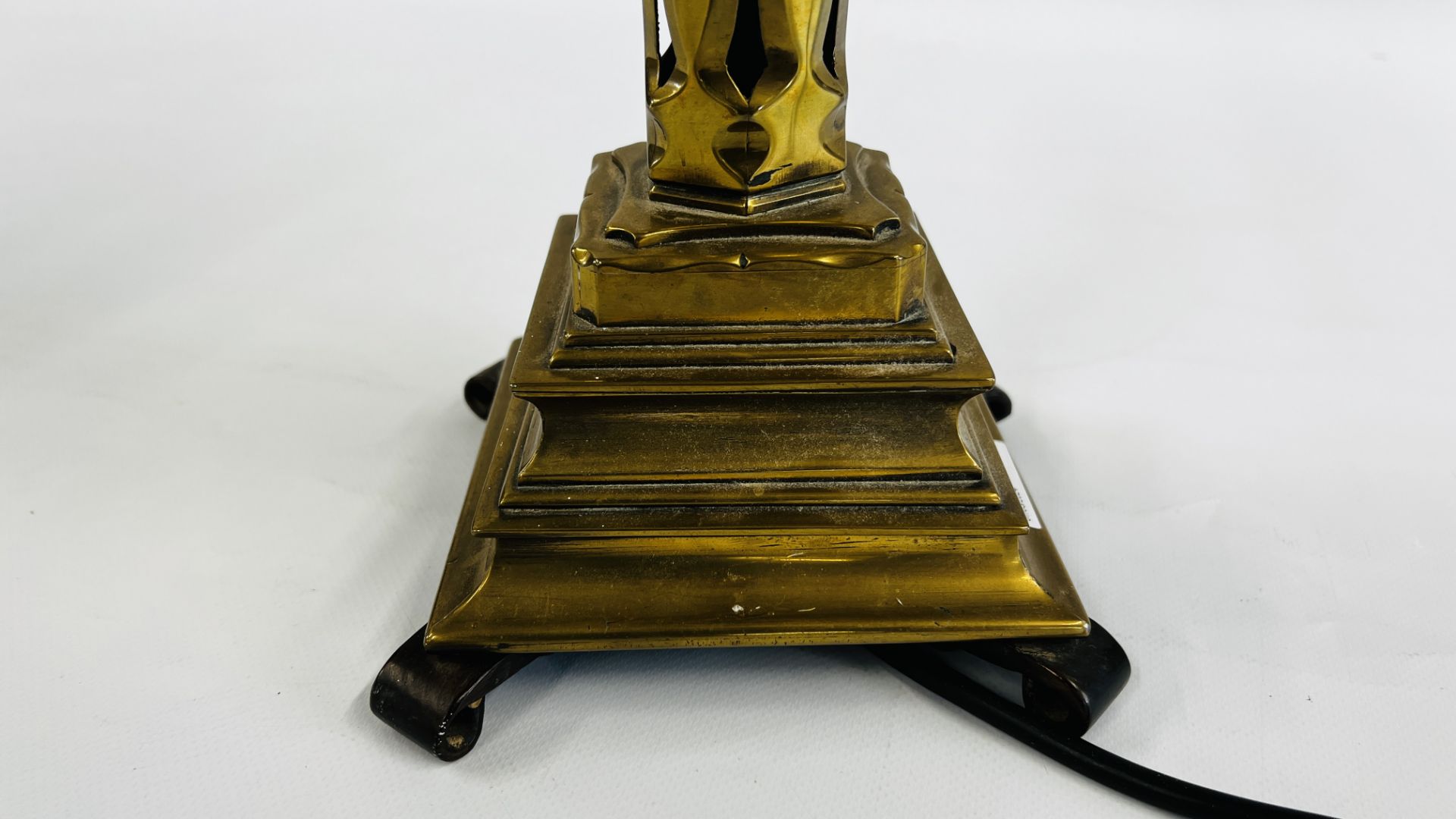 A VICTORIAN GOTHIC BRASS TABLE LAMP H 57CM - SOLD AS SEEN. - Image 7 of 8