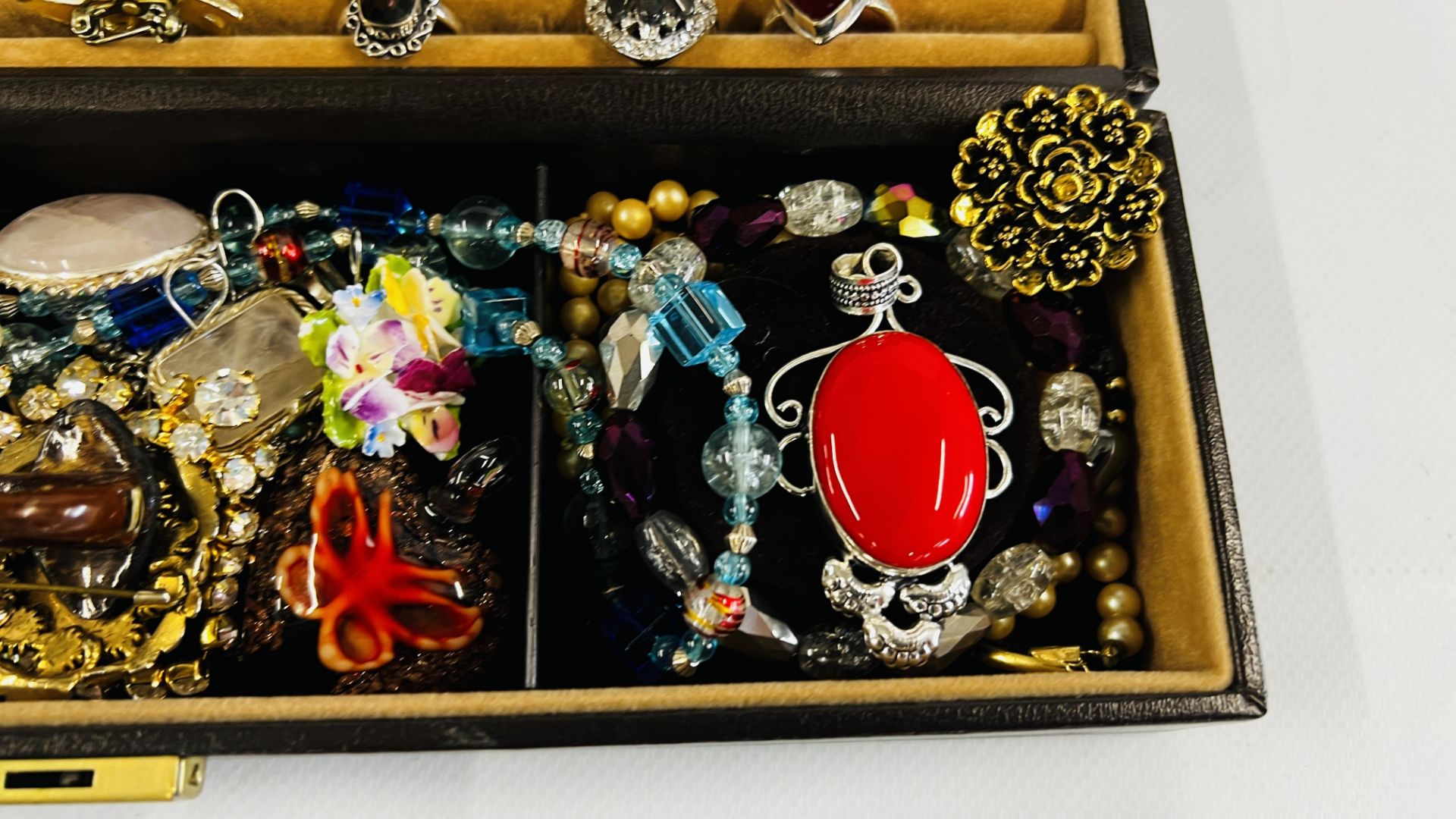 A JEWELLERY BOX MARKED JP CONTAINING A QUANTITY OF VINTAGE AND MODERN COSTUME JEWELLERY TO INCLUDE - Image 4 of 10