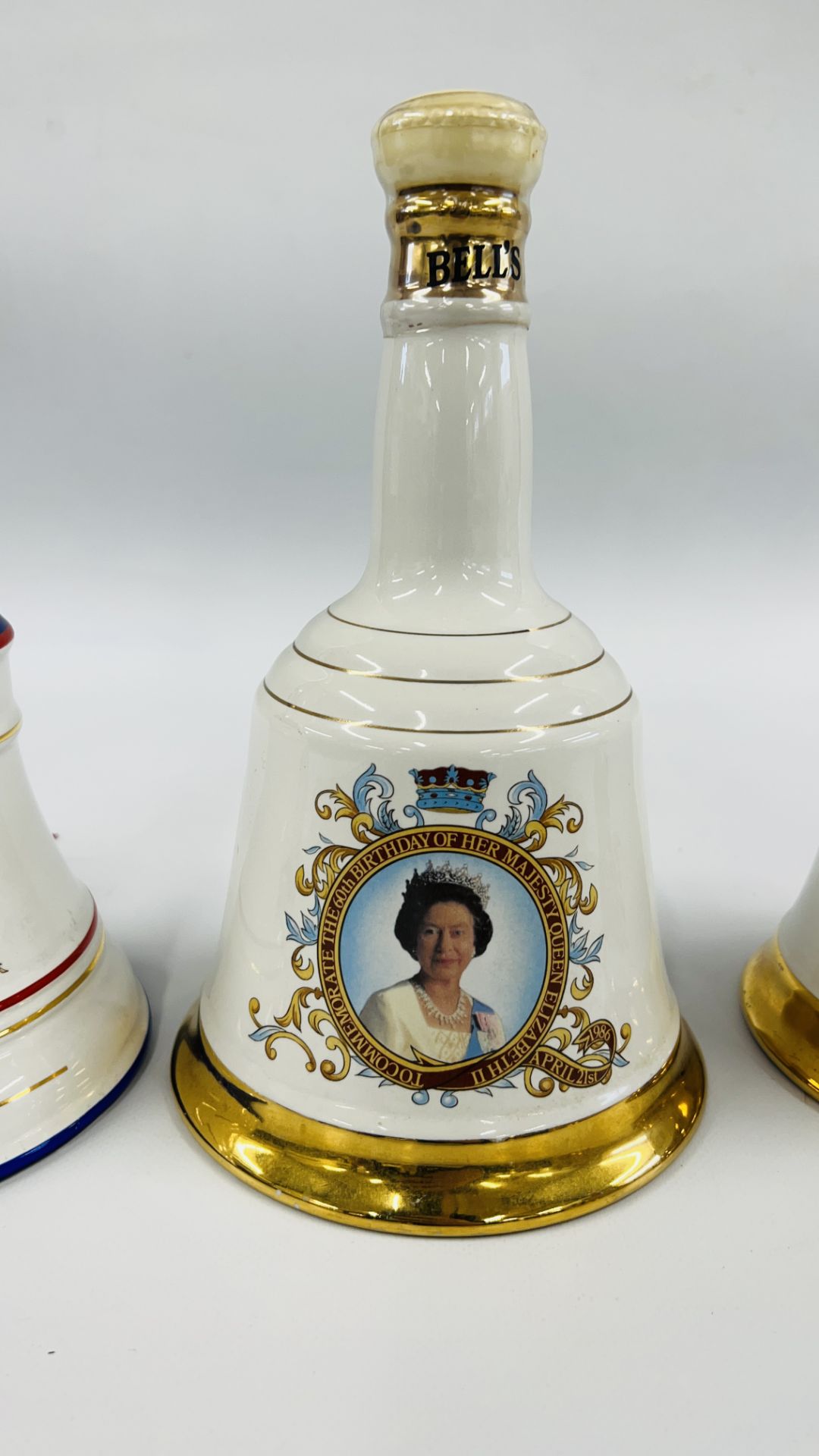 A GROUP OF 4 COMMEMORATIVE WADE WHISKY BELLS TO INCLUDE PRINCE HENRY OF WALES 15TH SEPTEMBER 1984, - Bild 4 aus 5