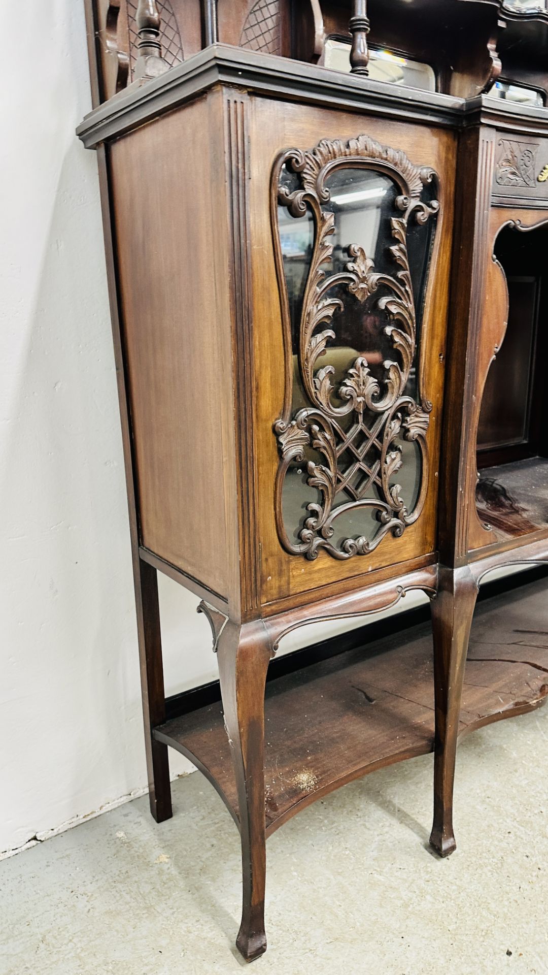 AN ORNATE VICTORIAN MAHOGANY MIRROR BACK DRESSER A/F CONDITION, W 138CM X D 40CM X H 232CM. - Bild 13 aus 15