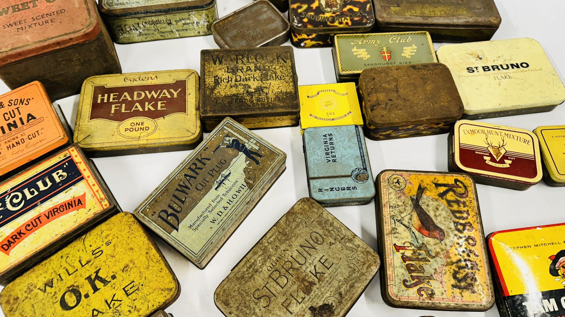 A BOX CONTAINING AN EXTENSIVE COLLECTION OF ASSORTED EMPTY VINTAGE TOBACCO TINS TO INCLUDE EXAMPLES - Bild 10 aus 10