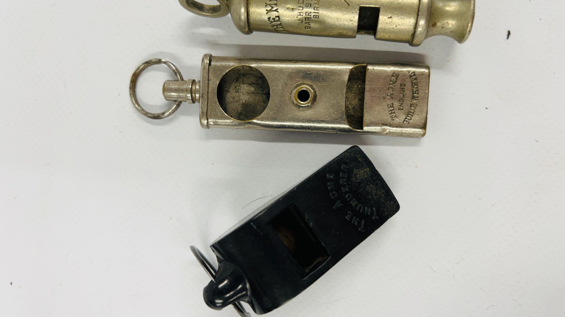 A COLLECTION OF 8 VINTAGE WHISTLES TO INCLUDE MILITARY, GPO & ACME EXAMPLES. - Bild 4 aus 5