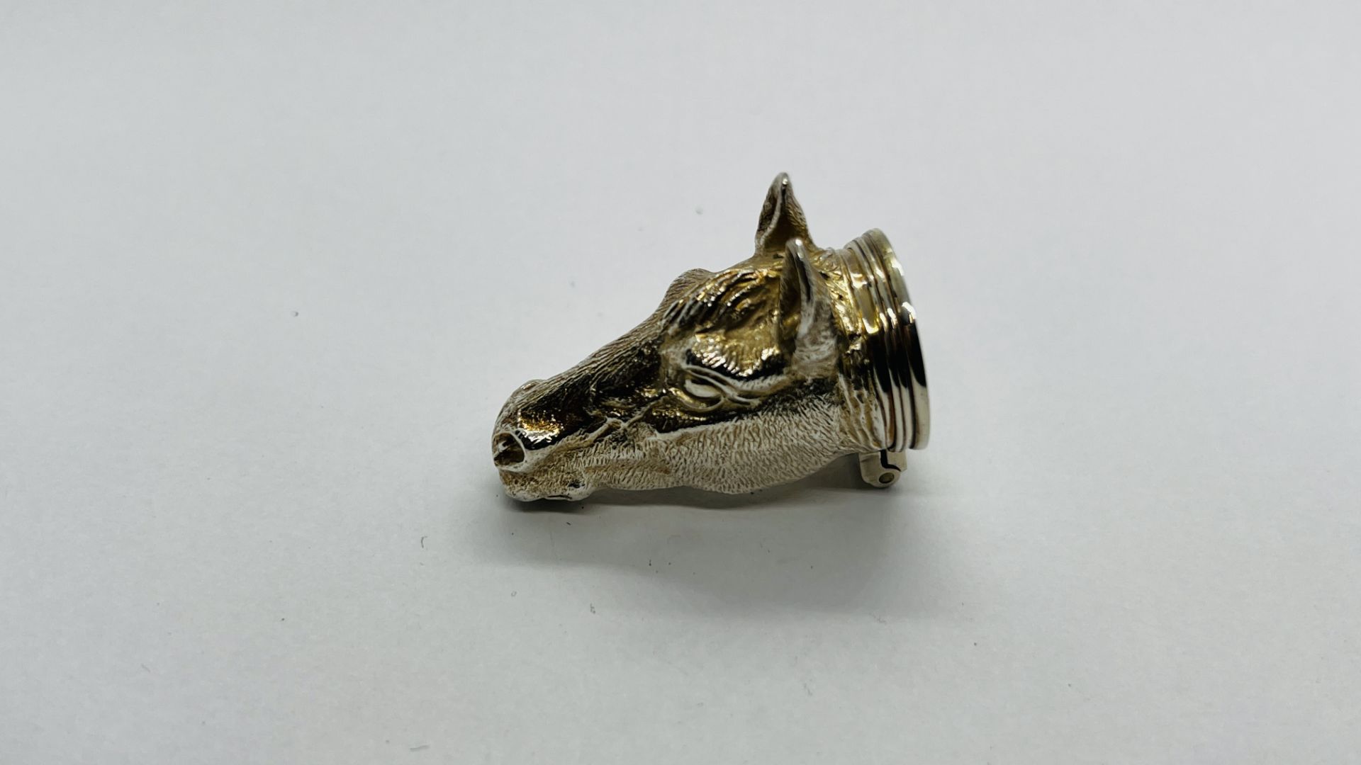 A SILVER HINGED HORSE HEAD SNUFF BOX WITH GILT INTERIOR, LONDON ASSAY R.C. - L 3.8CM. - Image 2 of 8