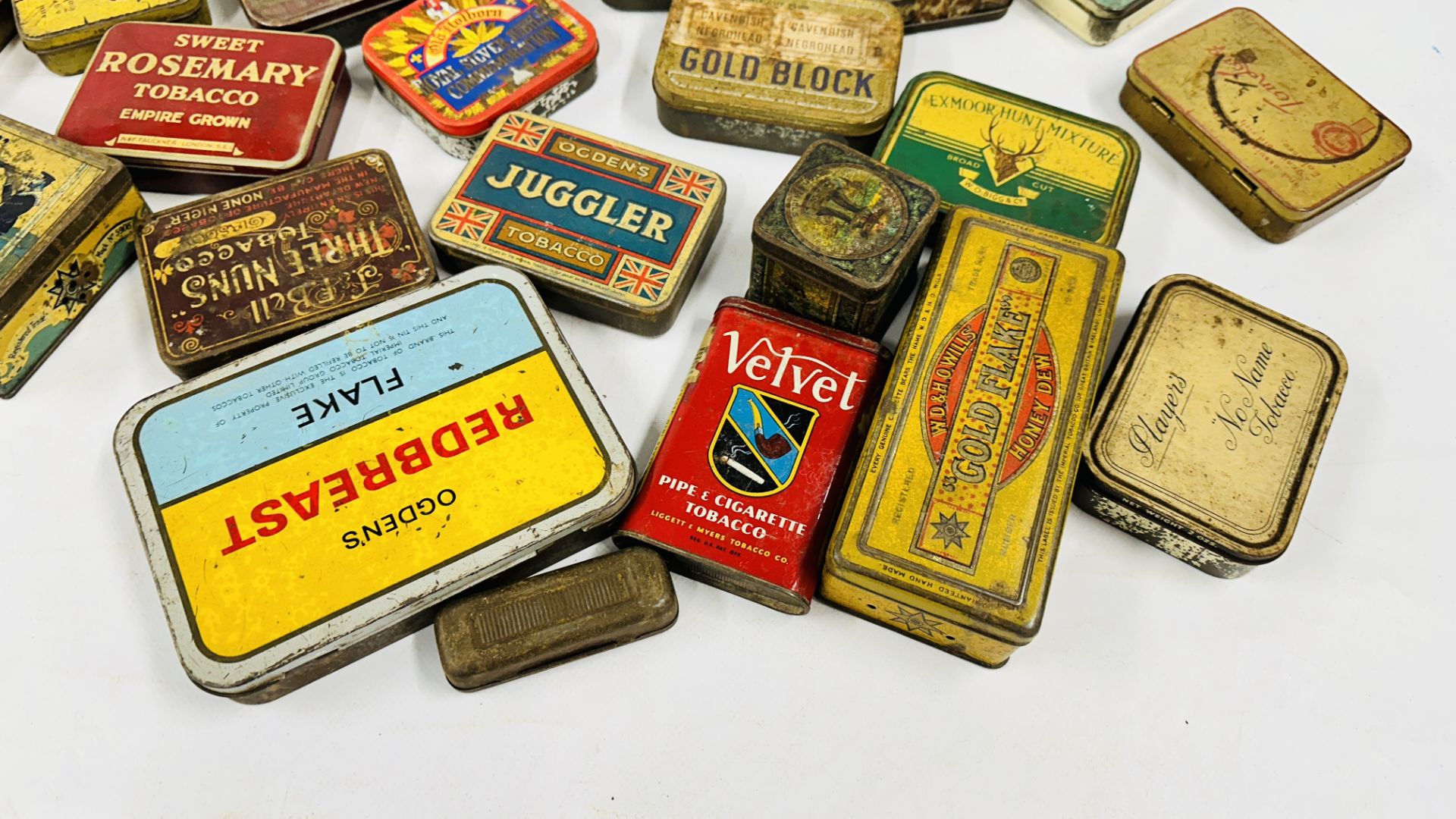A BOX CONTAINING AN EXTENSIVE COLLECTION OF ASSORTED EMPTY VINTAGE TOBACCO TINS TO INCLUDE EXAMPLES - Image 2 of 10