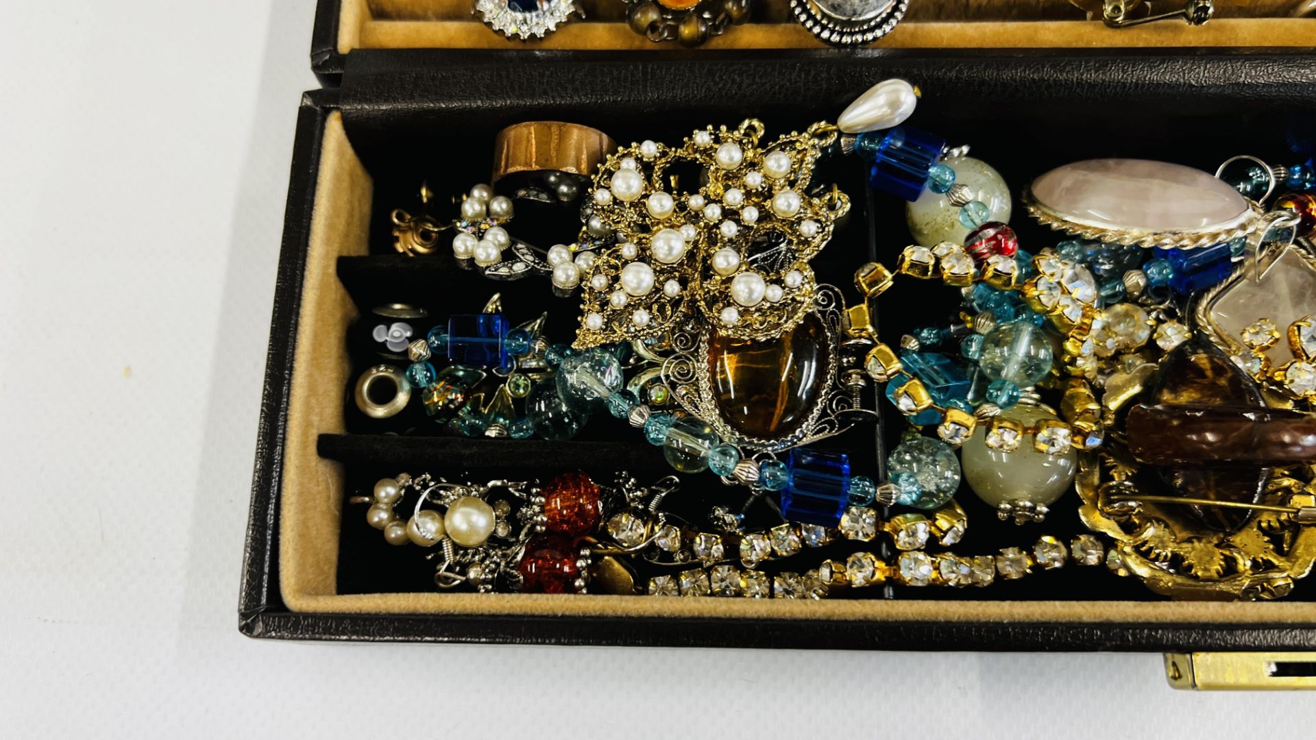 A JEWELLERY BOX MARKED JP CONTAINING A QUANTITY OF VINTAGE AND MODERN COSTUME JEWELLERY TO INCLUDE - Image 2 of 10