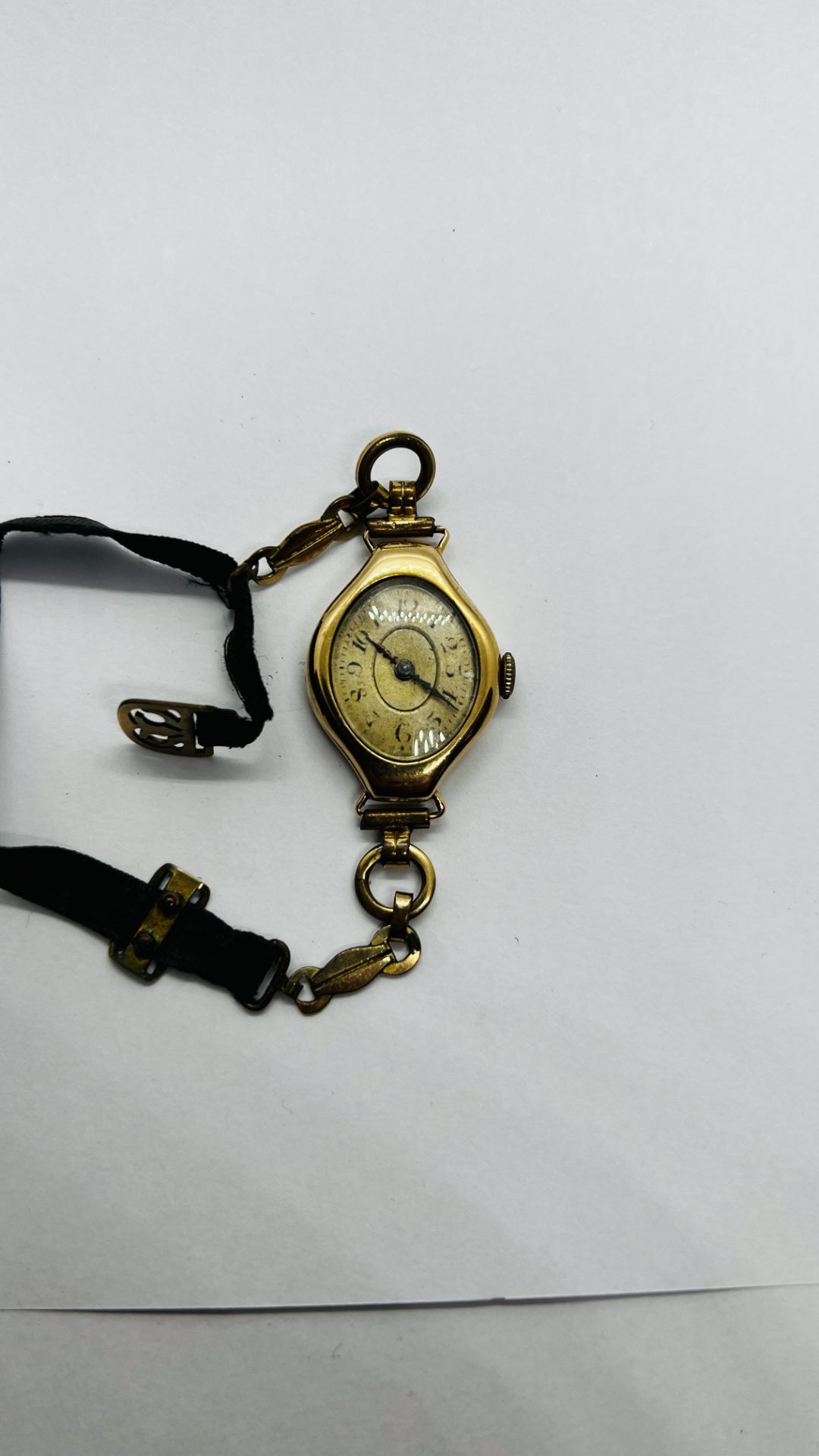 A VINTAGE LADIES WRIST WATCH ON MATERIAL STRAP CASE MARKED 14K. - Bild 4 aus 4