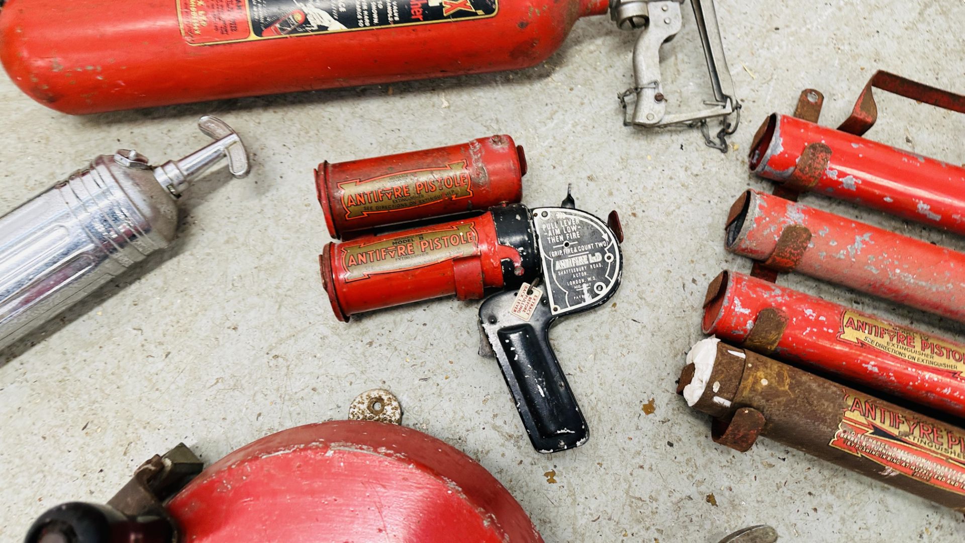 COLLECTION OF ASSORTED VINTAGE FIRE EXTINGUISHERS TO INCLUDE GOVERNMENT ISSUED ALONG WITH A VINTAGE - Image 10 of 16