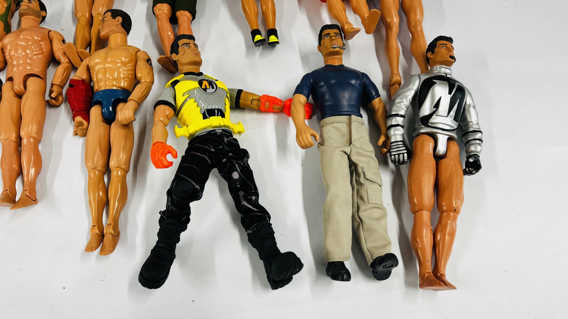 A BOX CONTAINING A GROUP OF 16 ASSORTED ACTION MAN FIGURES IN VARIOUS OUTFITS. - Bild 2 aus 8