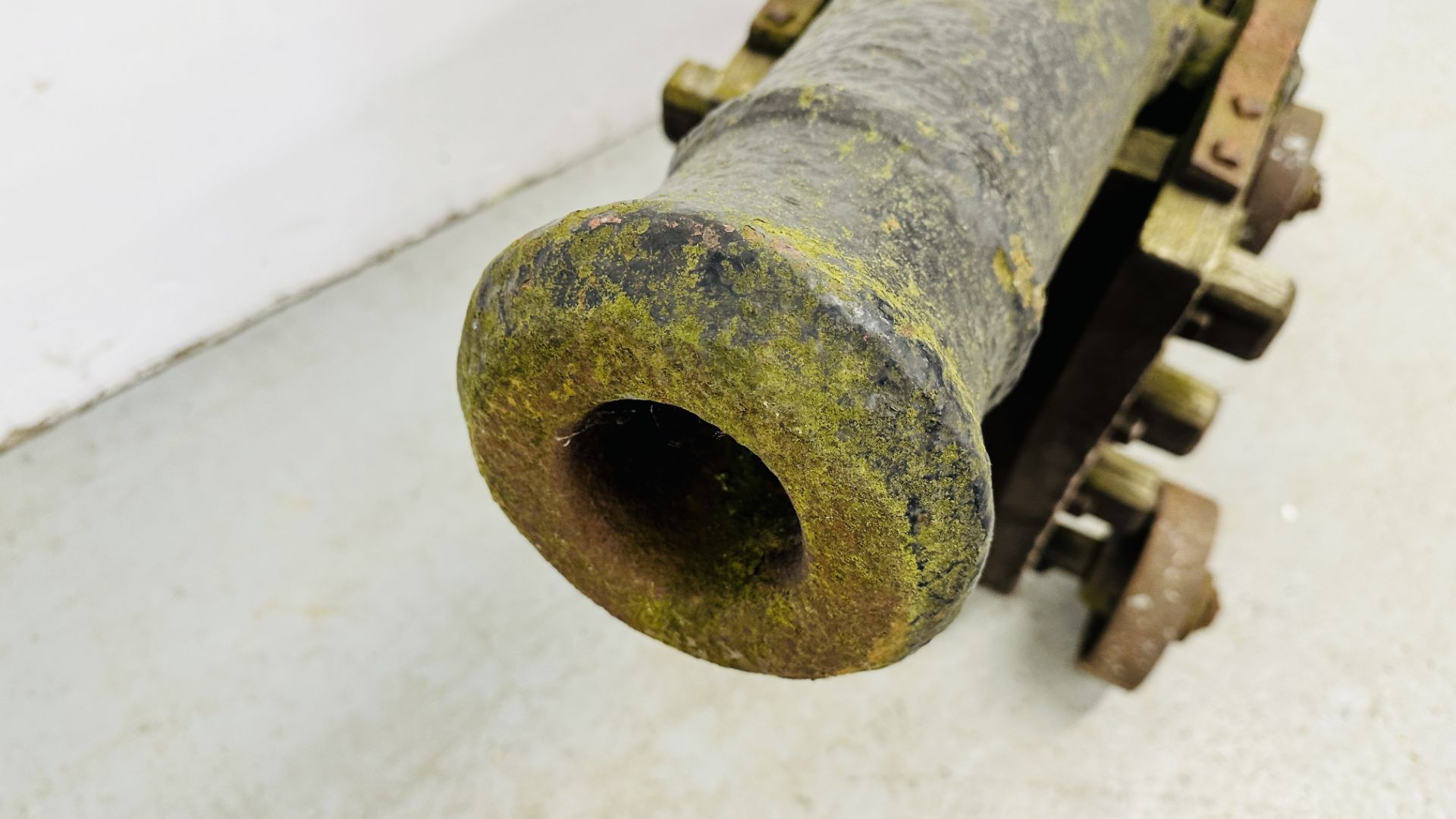 A GEORGE III CAST IRON NAVAL CANNON LENGTH 86CM ON LATER HARDWOOD STAND WITH CAST IRON WHEELS - - Image 4 of 18