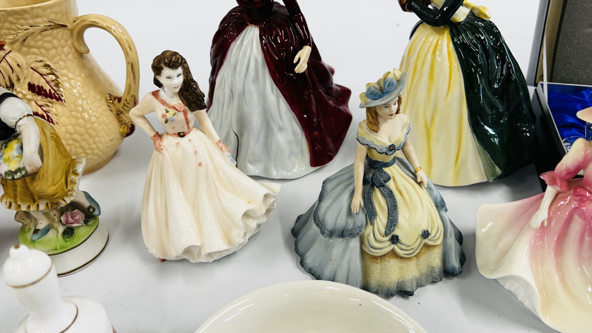 A BOX OF CABINET ORNAMENTS TO INCLUDE FIGURINES, COALPORT "VANESSA" AND MARGARET ALF, ESTELLE, - Bild 11 aus 16