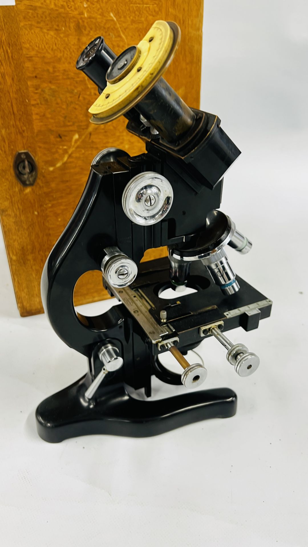 A VINTAGE CASED MICROSCOPE MARKED "WETZLAR" - W 26 X D 25.5 X H 40CM. - Image 5 of 7