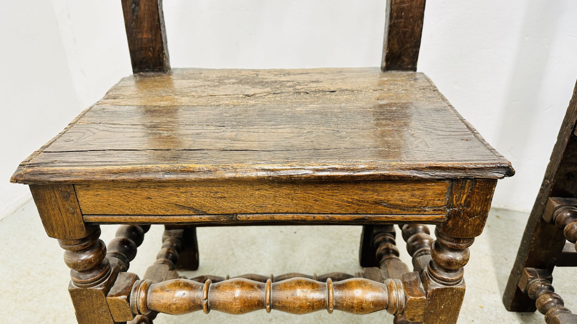 A PAIR OF 17TH CENTURY JOINED OAK CHAIRS. - Bild 18 aus 26