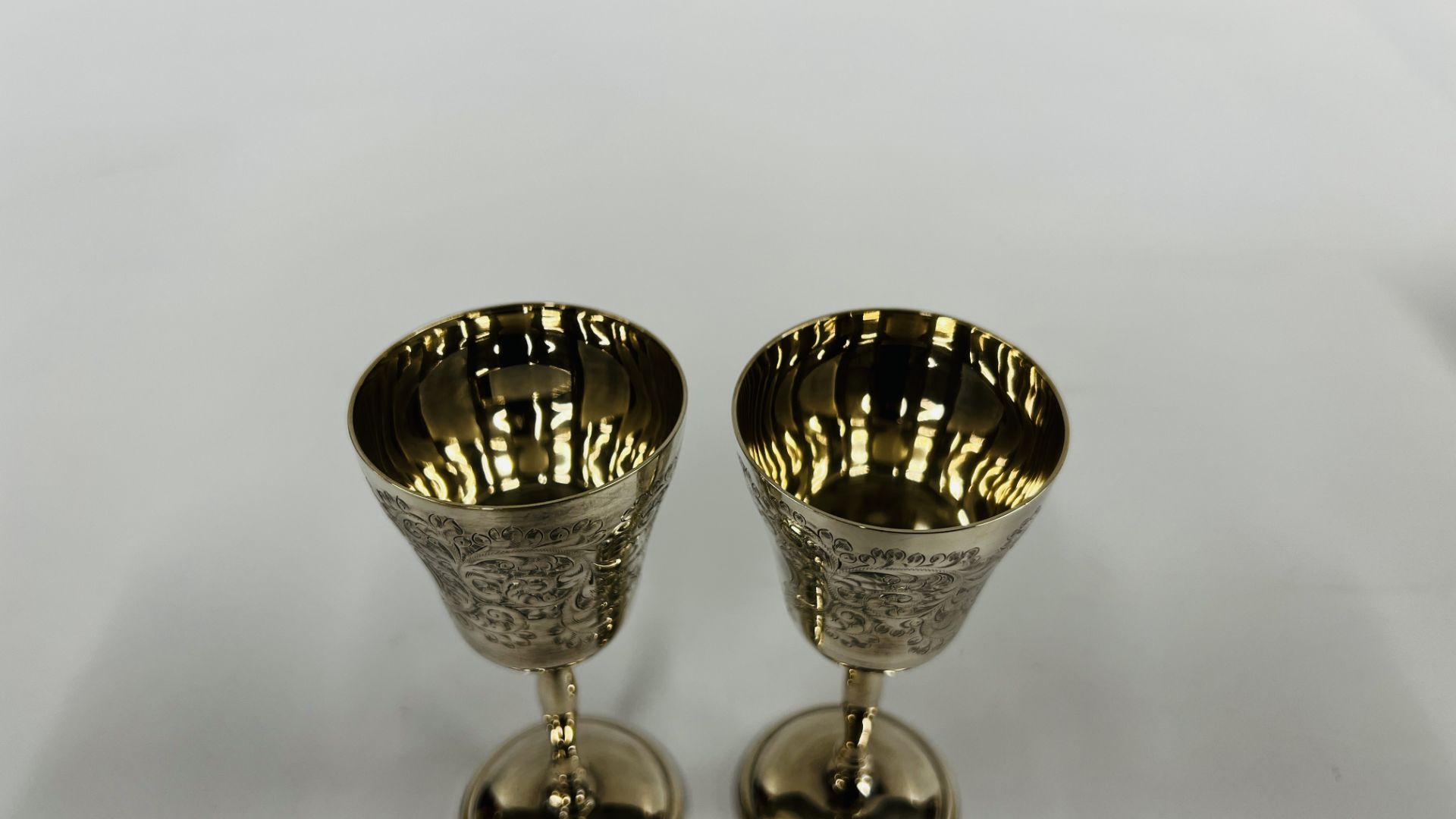 A PAIR OF SILVER ENGRAVED FOOTED GOBLETS, BIRMINGHAM ASSAY 1968 CSG & CO. H 12CM. - Image 2 of 7