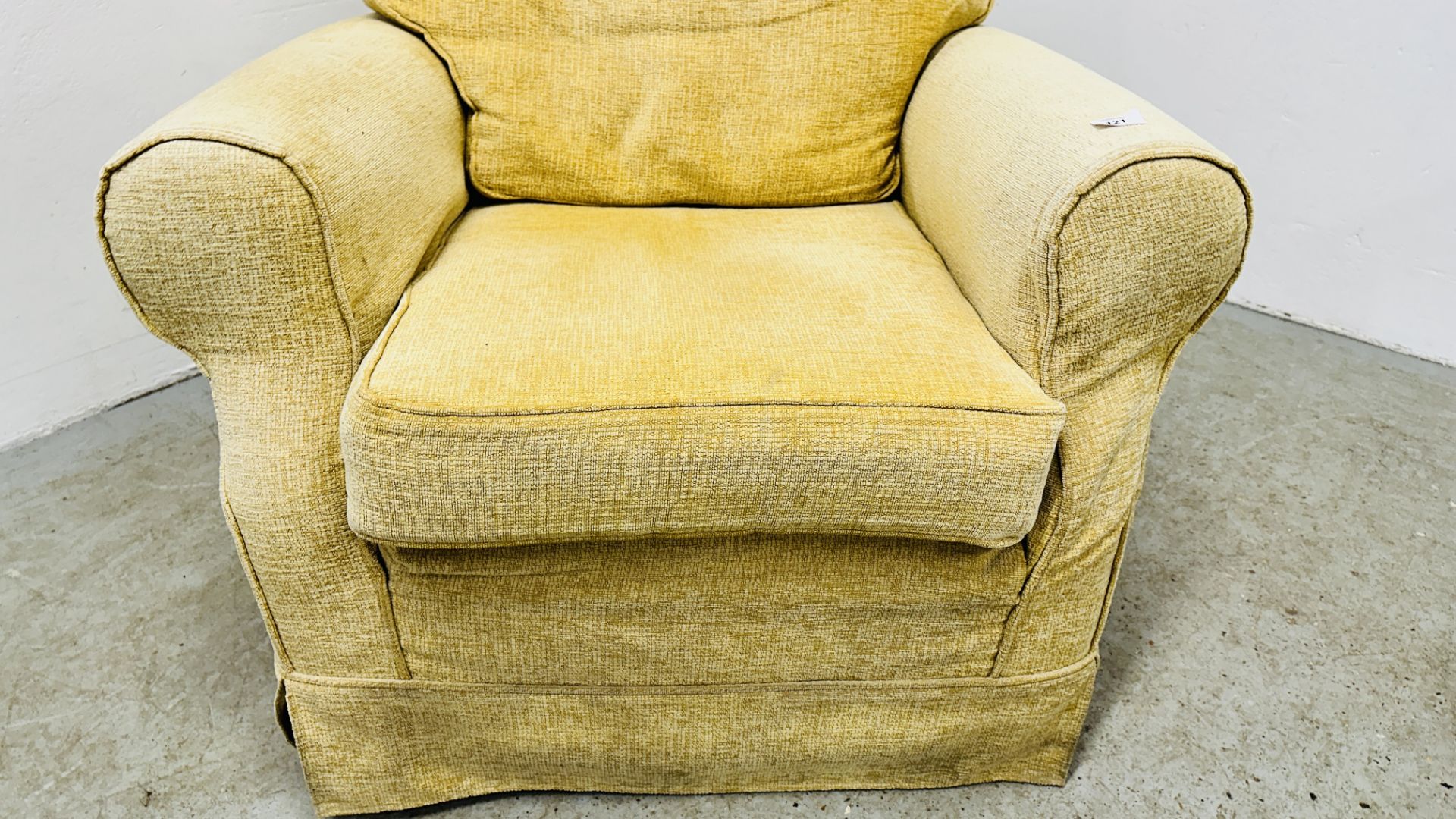 A GOOD QUALITY PRIMROSE UPHOLSTERED EASY CHAIR. - Image 4 of 7