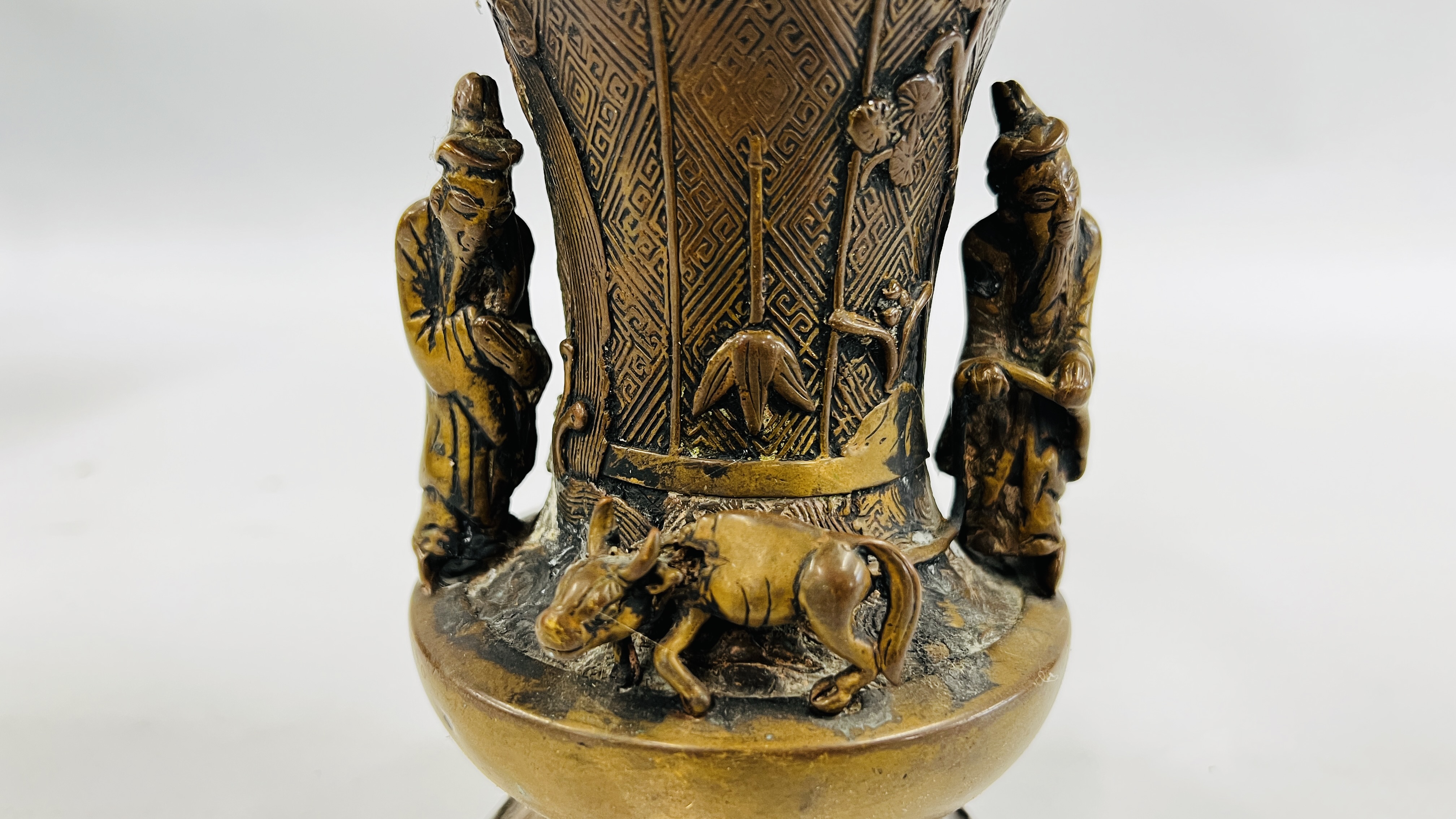 AN ANTIQUE TRUMPET SHAPED CHINESE QING BRONZE VASE WITH APPLIED FIGURES, H 16CM. - Image 5 of 13