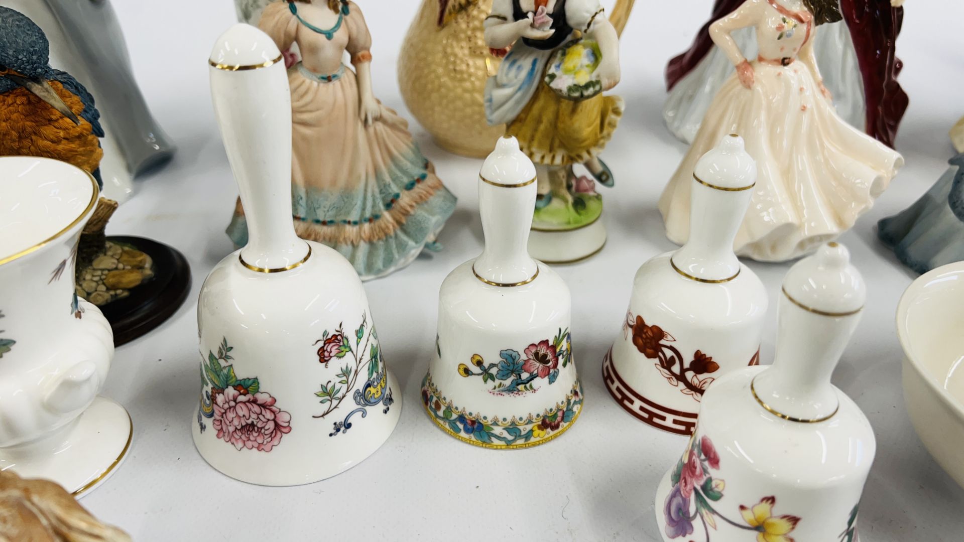 A BOX OF CABINET ORNAMENTS TO INCLUDE FIGURINES, COALPORT "VANESSA" AND MARGARET ALF, ESTELLE, - Bild 9 aus 16