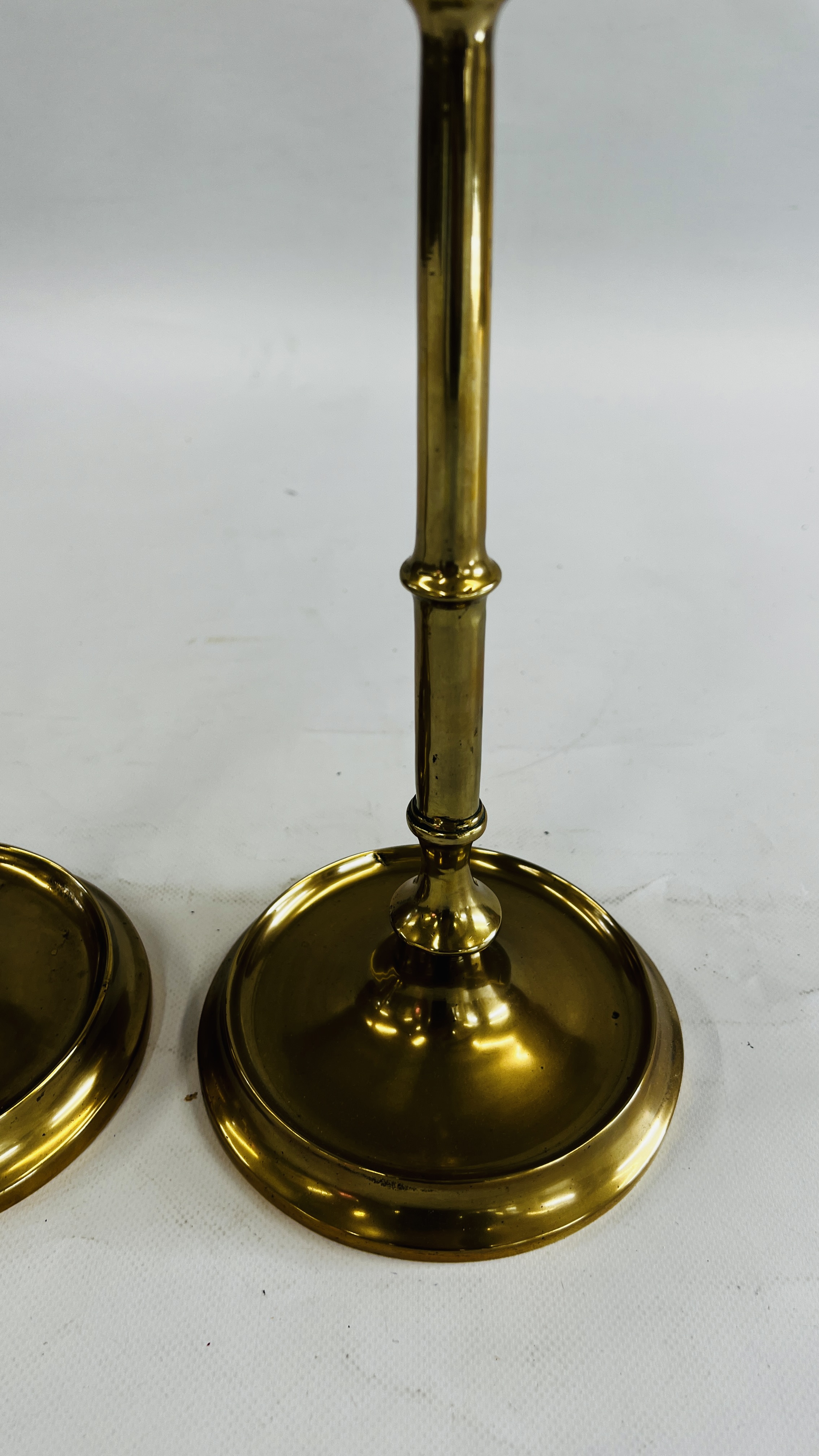 A PAIR OF HEAVY TALL BRASS CANDLESTICKS - HEIGHT 46CM. - Image 5 of 7