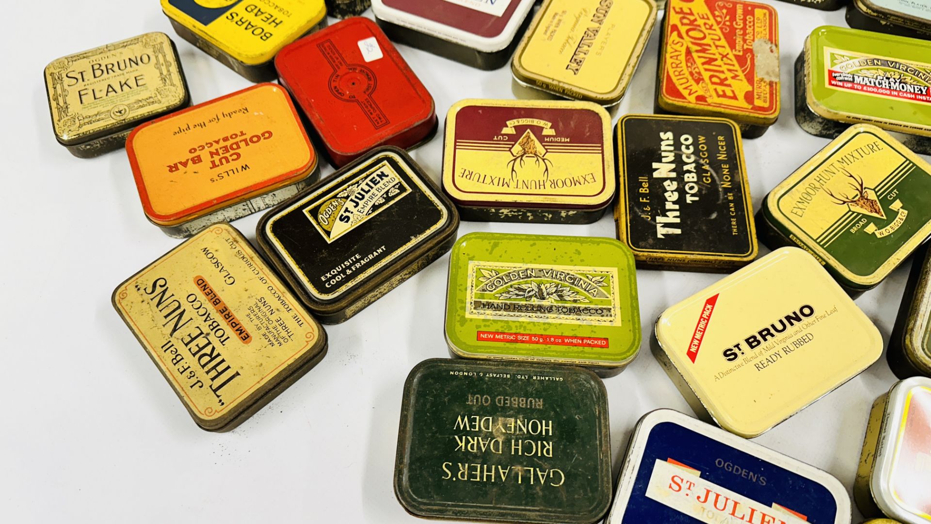 A BOX CONTAINING AN EXTENSIVE COLLECTION OF ASSORTED EMPTY VINTAGE TOBACCO TINS TO INCLUDE EXAMPLES - Bild 4 aus 12