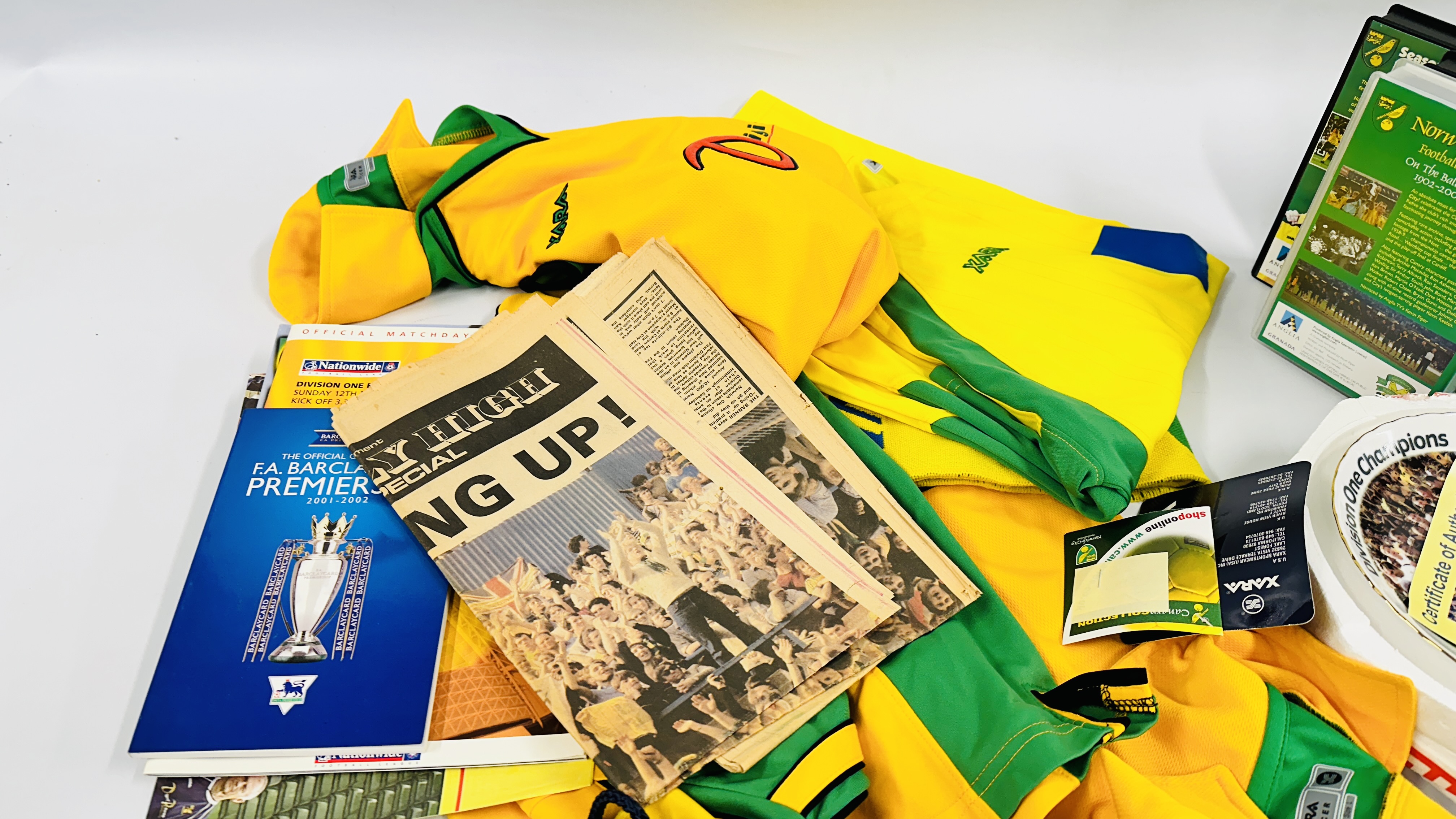 BOX CONTAINING A COLLECTION OF NORWICH CITY FOOTBALL CLUB MEMORABILIA TO INCLUDE PROGRAMMES FROM - Image 8 of 14