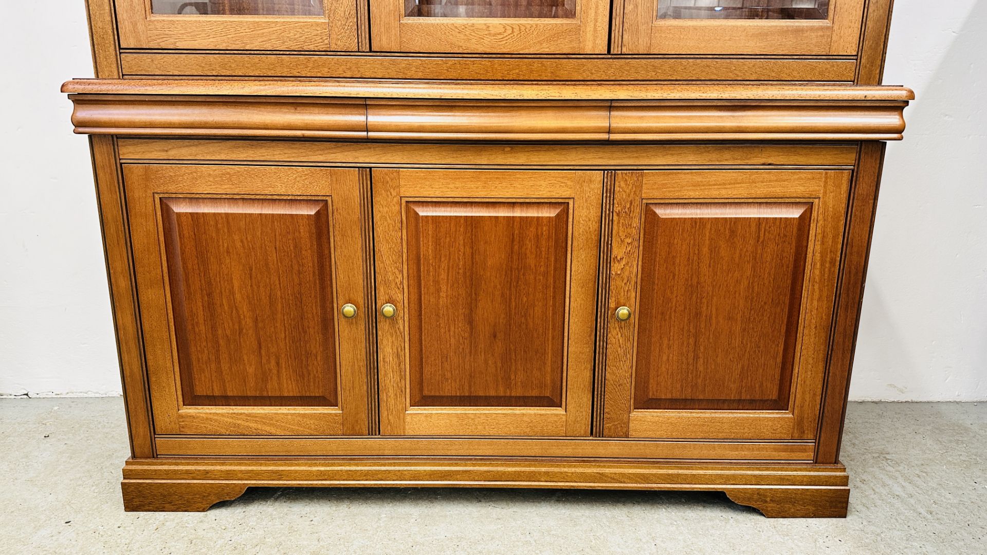 A GOOD QUALITY G PLAN CHERRY WOOD FINISH SIDEBOARD WITH SHELVED GLAZED TOP, - Image 3 of 21