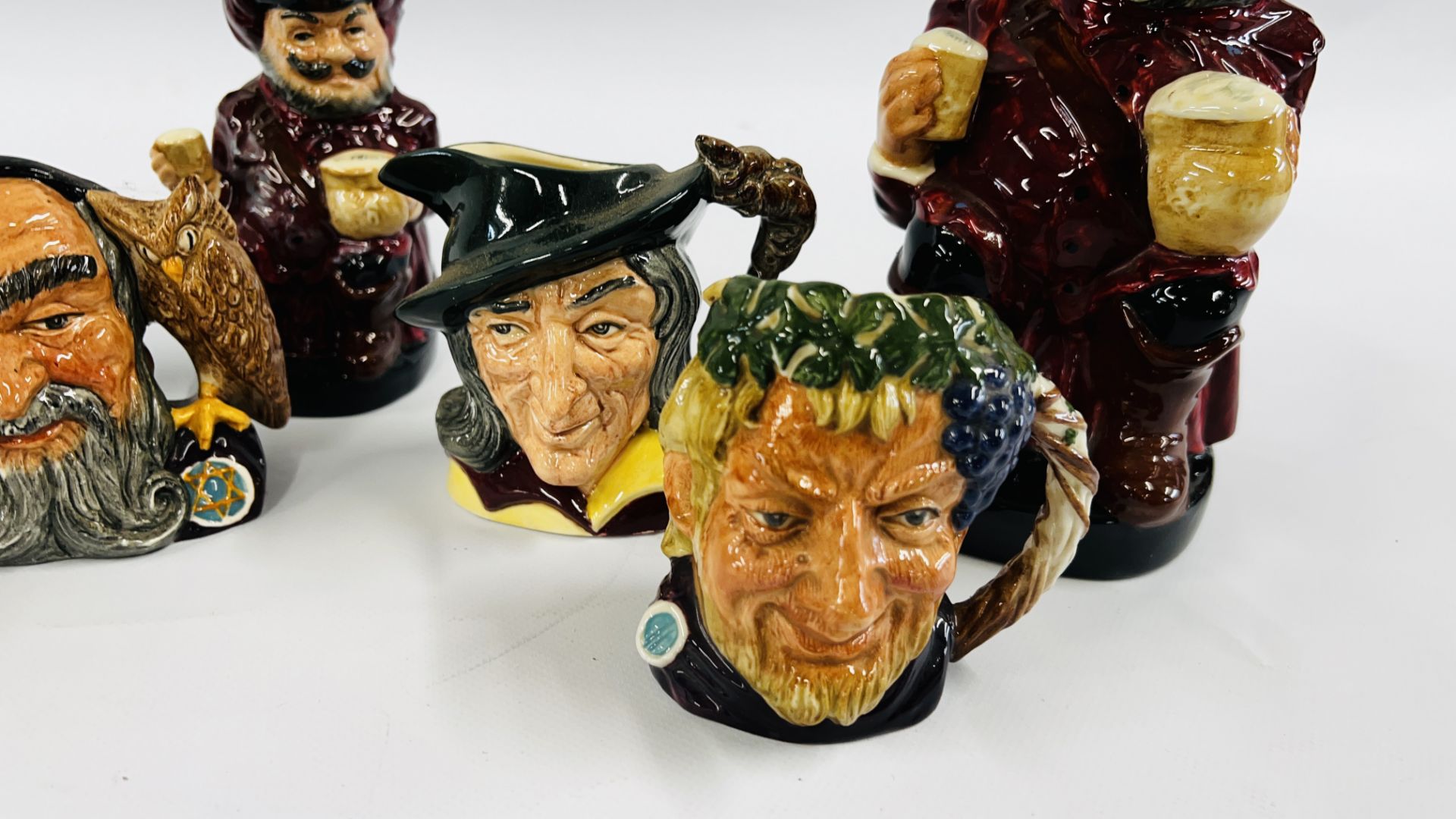 A COLLECTION OF 11 ROYAL DOULTON CHARACTER JUGS OF VARYING SIZES TO INCLUDE MINIATURE EXAMPLES. - Image 3 of 12
