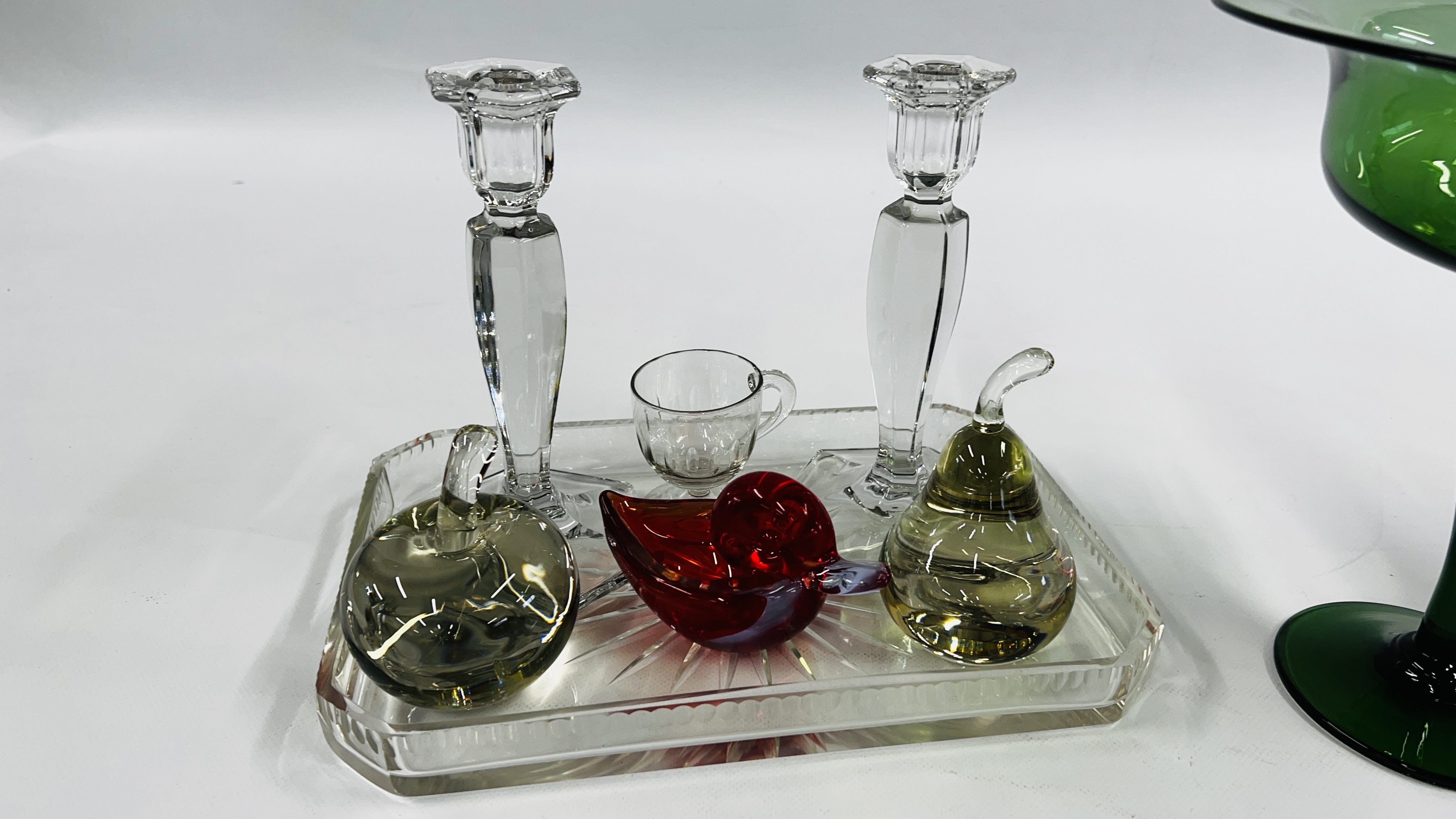 A GROUP OF GLASSWARE TO INCLUDE A GREEN GLASS TAZZA H 23. - Image 7 of 7