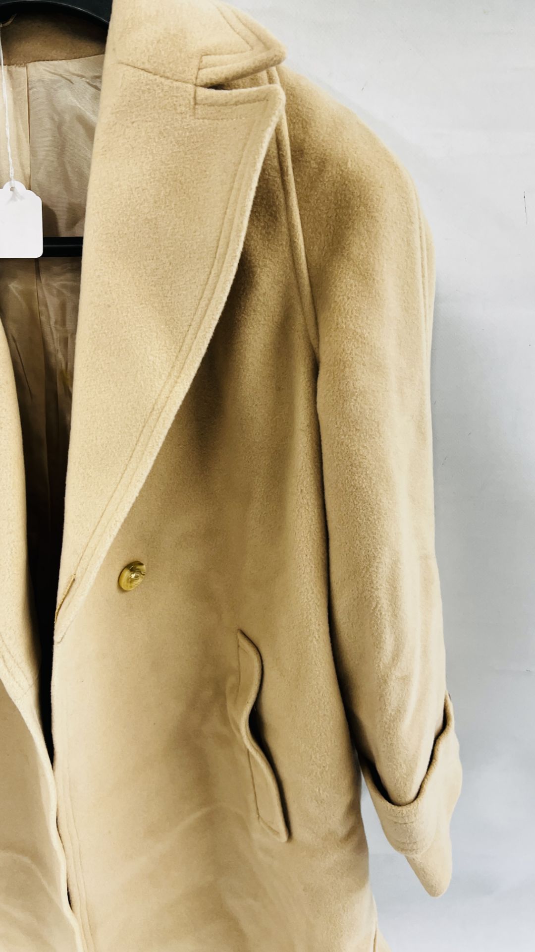 A LADIES CASHMERE AND WOOL COAT MARKED "CZARINA" (SIZE NOT SPECIFIED). - Image 2 of 6