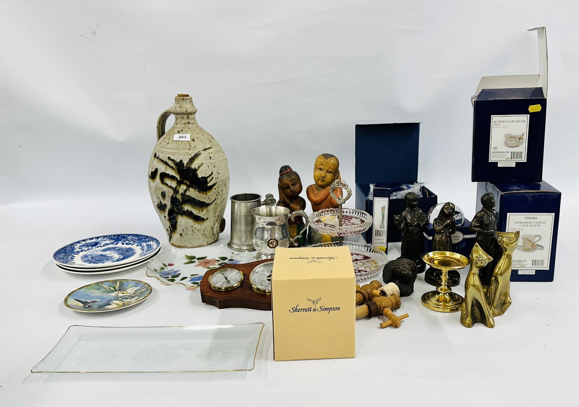 A GROUP OF ORNAMENTS AND COLLECTIBLE ITEMS TO INCLUDE STUDIO POTTERY FLASK, WOODEN ORNAMENTS, BRASS,