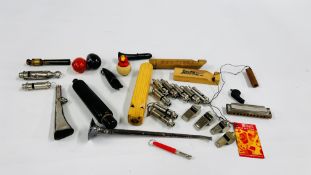 TRAY OF ASSORTED VINTAGE WHISTLES TO INCLUDE BIRD WHISTLES, DOG WHISTLES ETC.