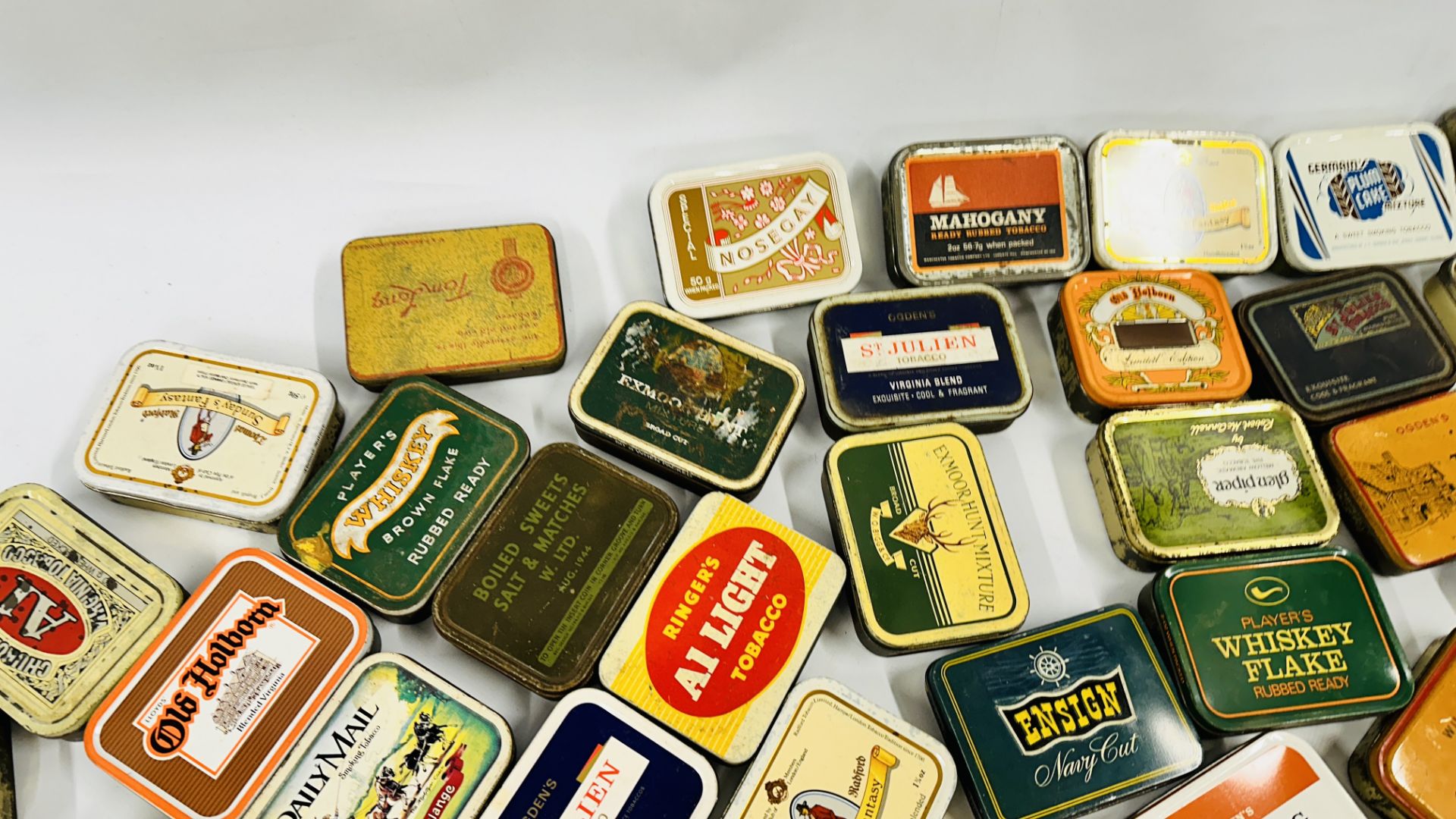 A BOX CONTAINING AN EXTENSIVE COLLECTION OF ASSORTED EMPTY VINTAGE TOBACCO TINS TO INCLUDE EXAMPLES - Bild 7 aus 12