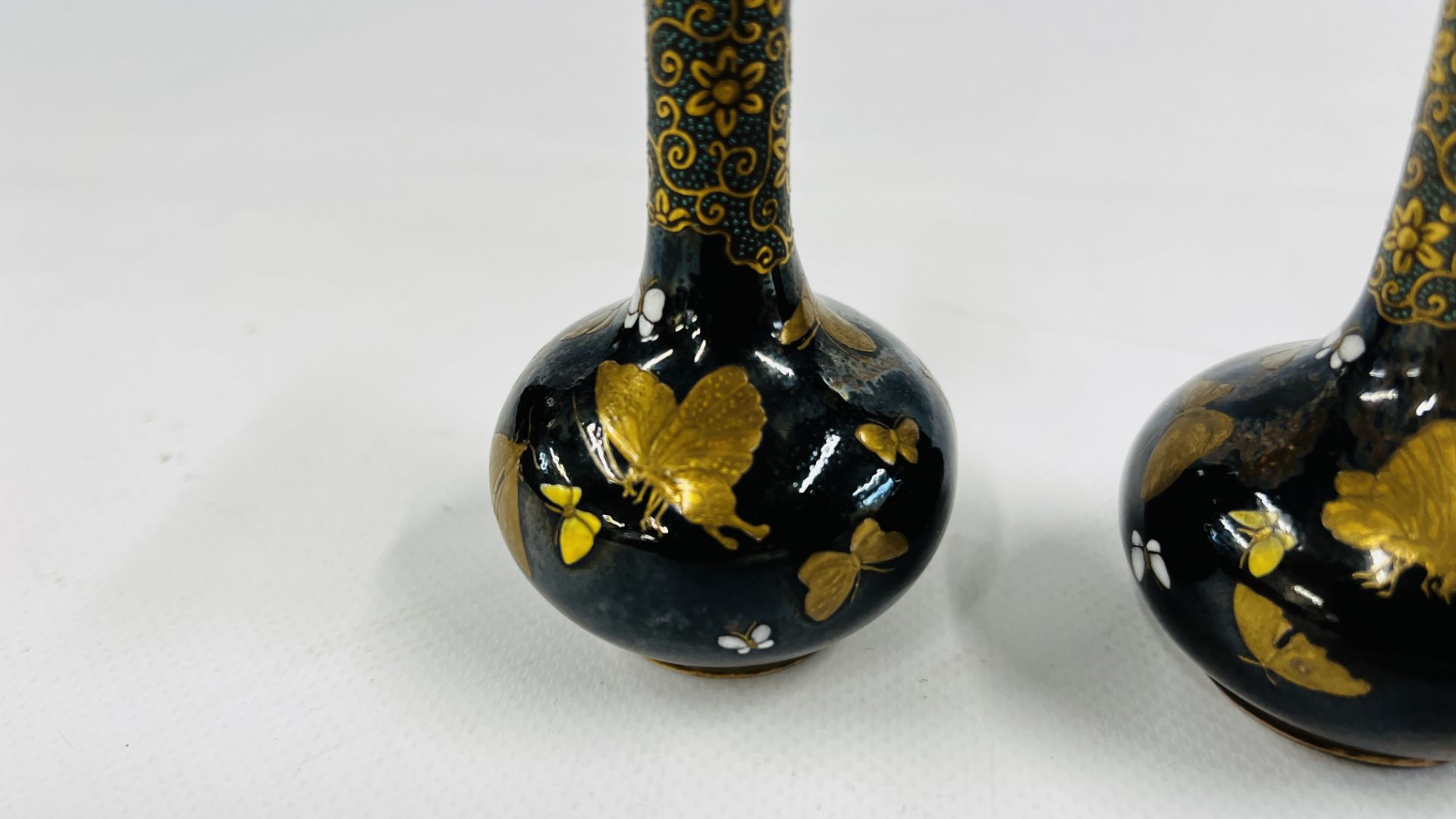 A PAIR OF MINIATURE ONION VASES GILT DECORATED WITH BUTTERFLIES HEIGHT 9CM ALONG WITH A MINIATURE - Image 5 of 24