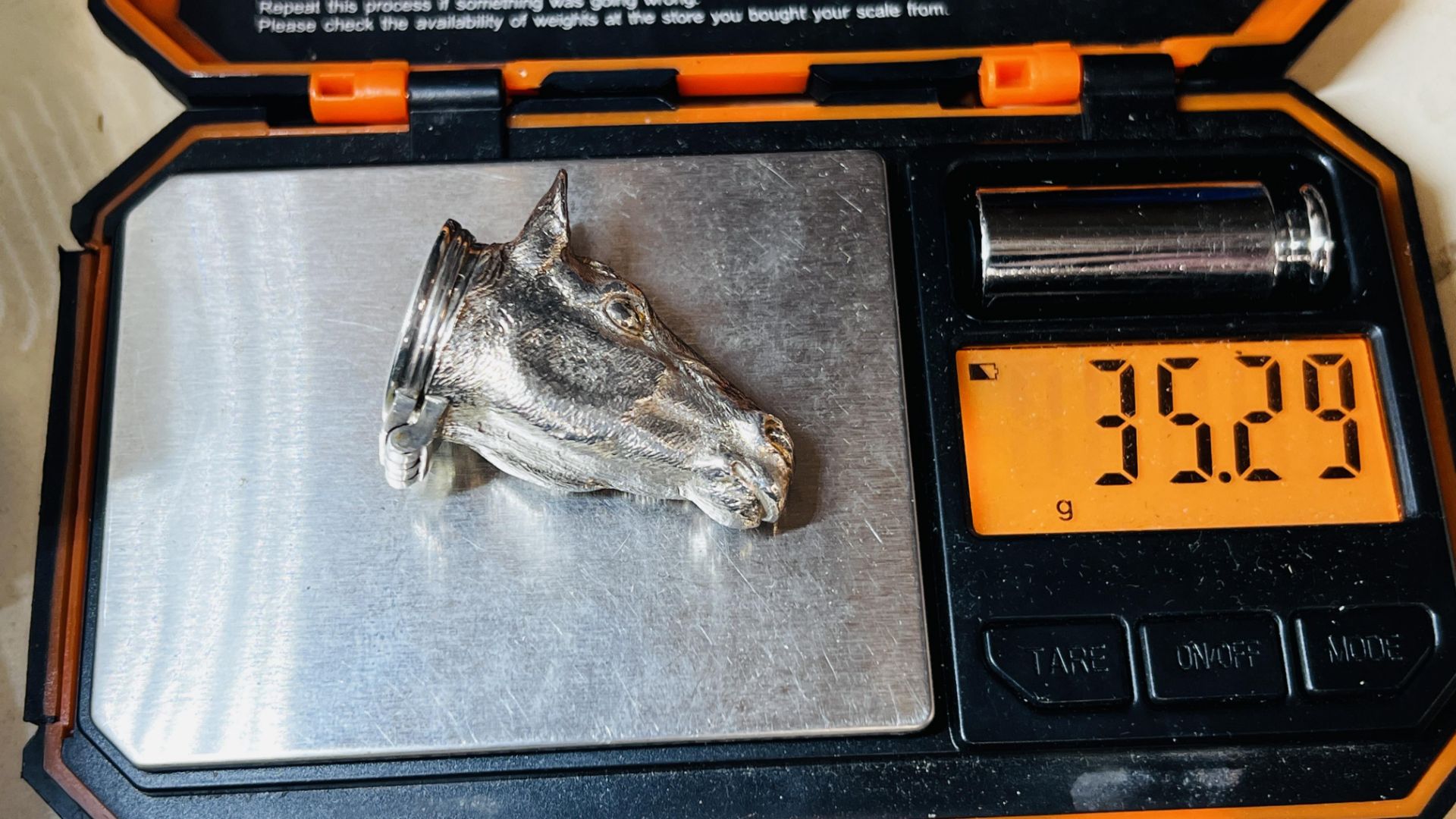 A SILVER HINGED HORSE HEAD SNUFF BOX WITH GILT INTERIOR, LONDON ASSAY R.C. - L 3.8CM. - Image 8 of 8