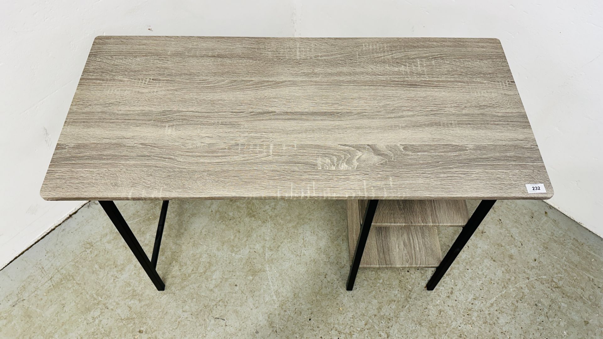 A MODERN LIMEWOOD EFFECT DESK WITH 2 LOWER SHELVES 105CM X 47CM. - Image 2 of 7