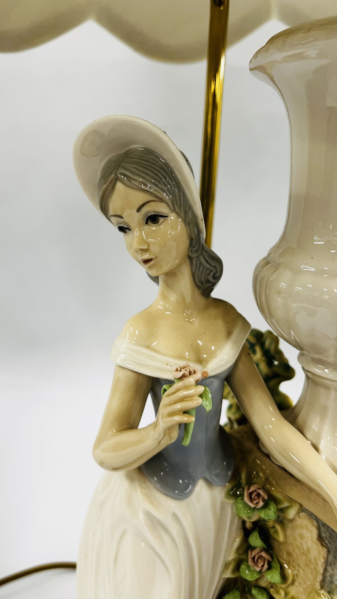 A LARGE LLADRO STYLE FIGURED TABLE LAMP, OVERALL HEIGHT 80CM - SOLD AS SEEN. - Bild 3 aus 10