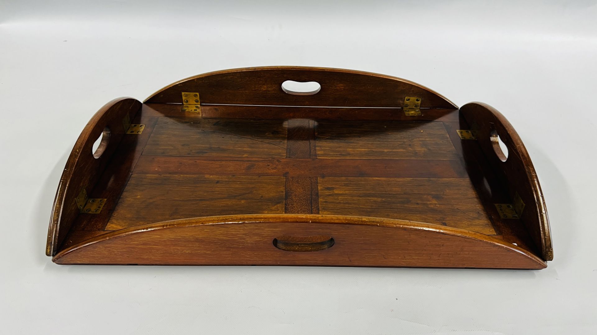 A MAHOGANY BUTLER'S TRAY WITH FOLDING SIDES ON FOLDING STAND TRAY 68 X 42CM. - Bild 3 aus 16