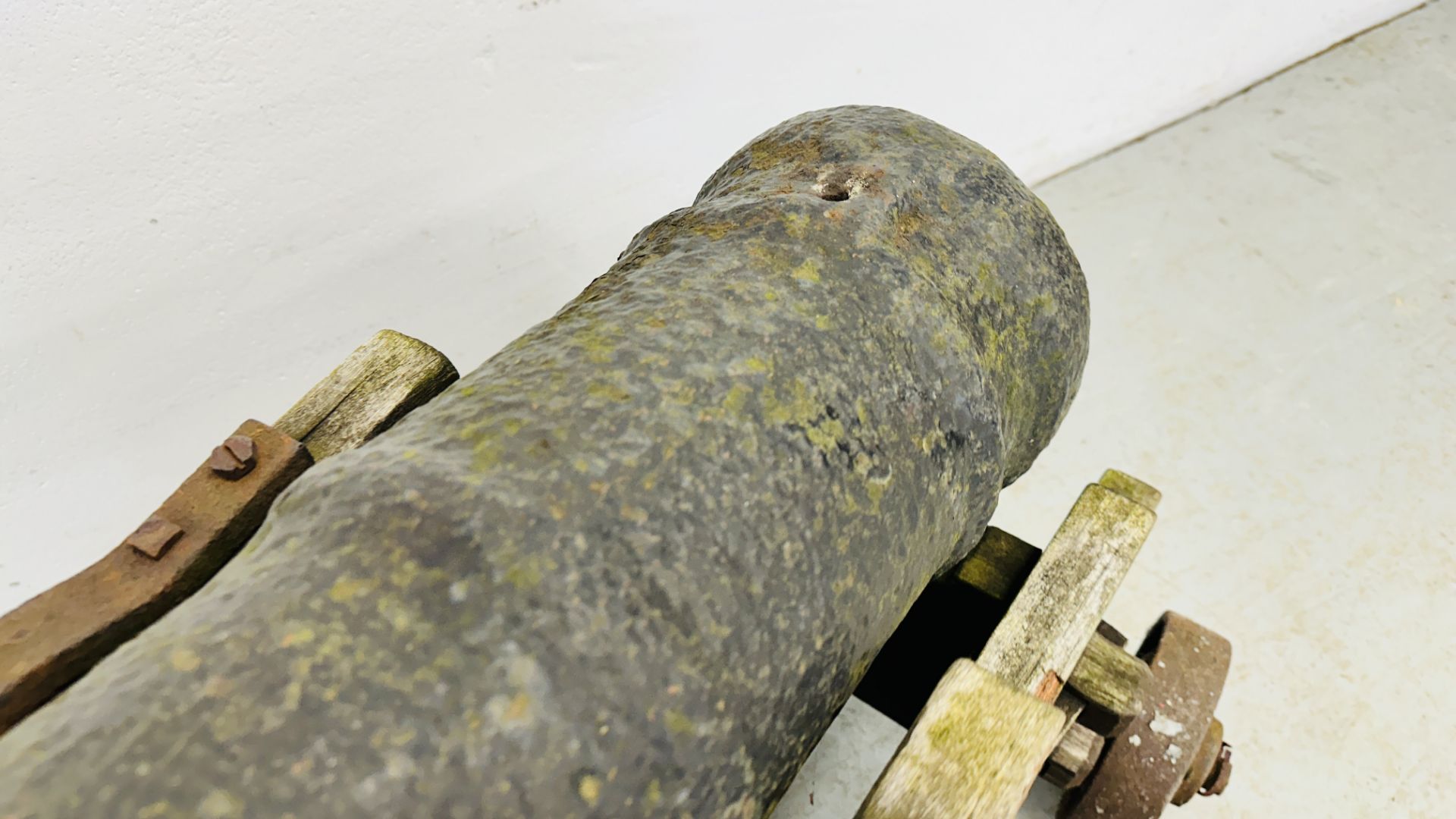 A GEORGE III CAST IRON NAVAL CANNON LENGTH 86CM ON LATER HARDWOOD STAND WITH CAST IRON WHEELS - - Image 6 of 18