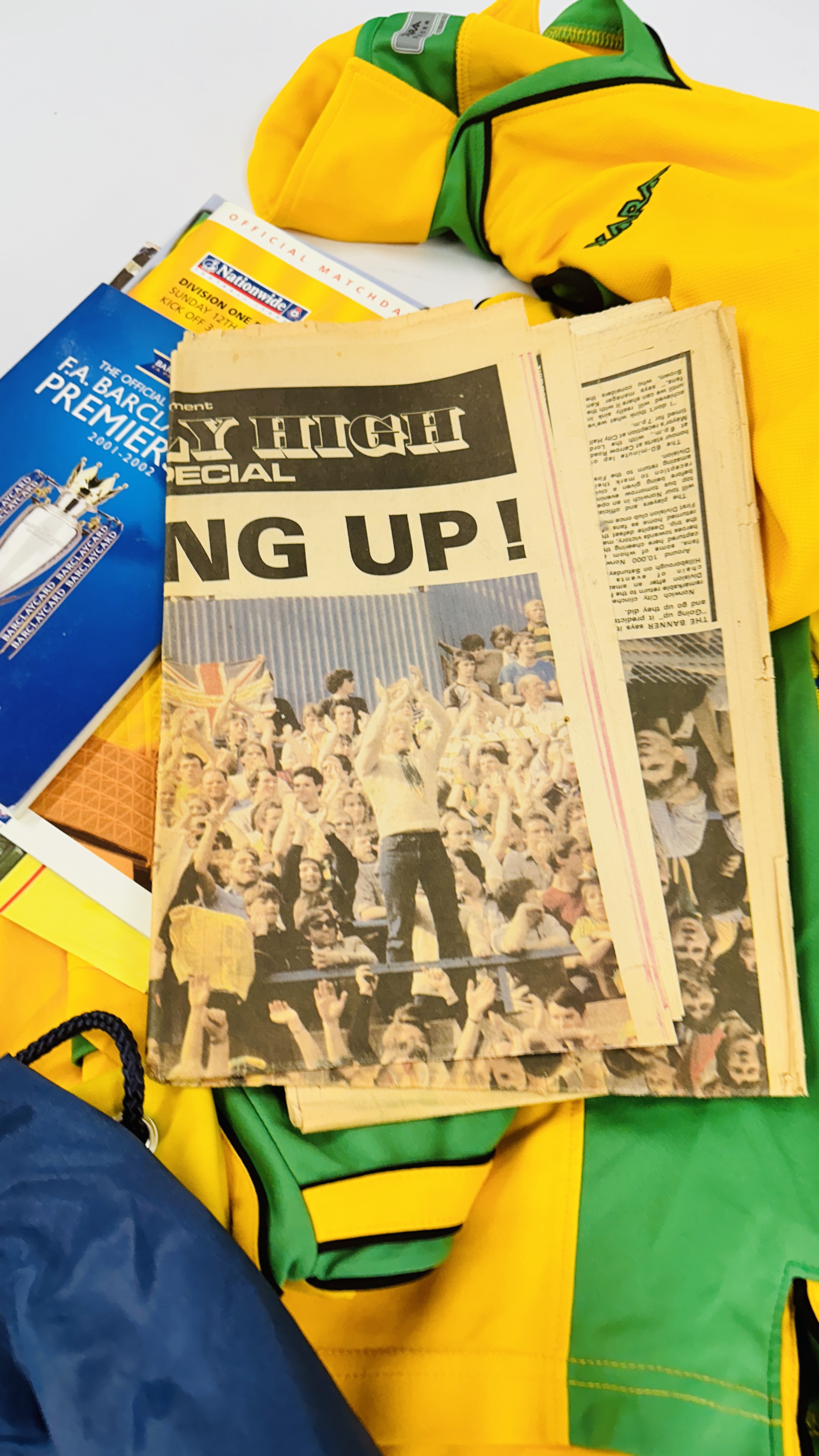 BOX CONTAINING A COLLECTION OF NORWICH CITY FOOTBALL CLUB MEMORABILIA TO INCLUDE PROGRAMMES FROM - Image 12 of 14