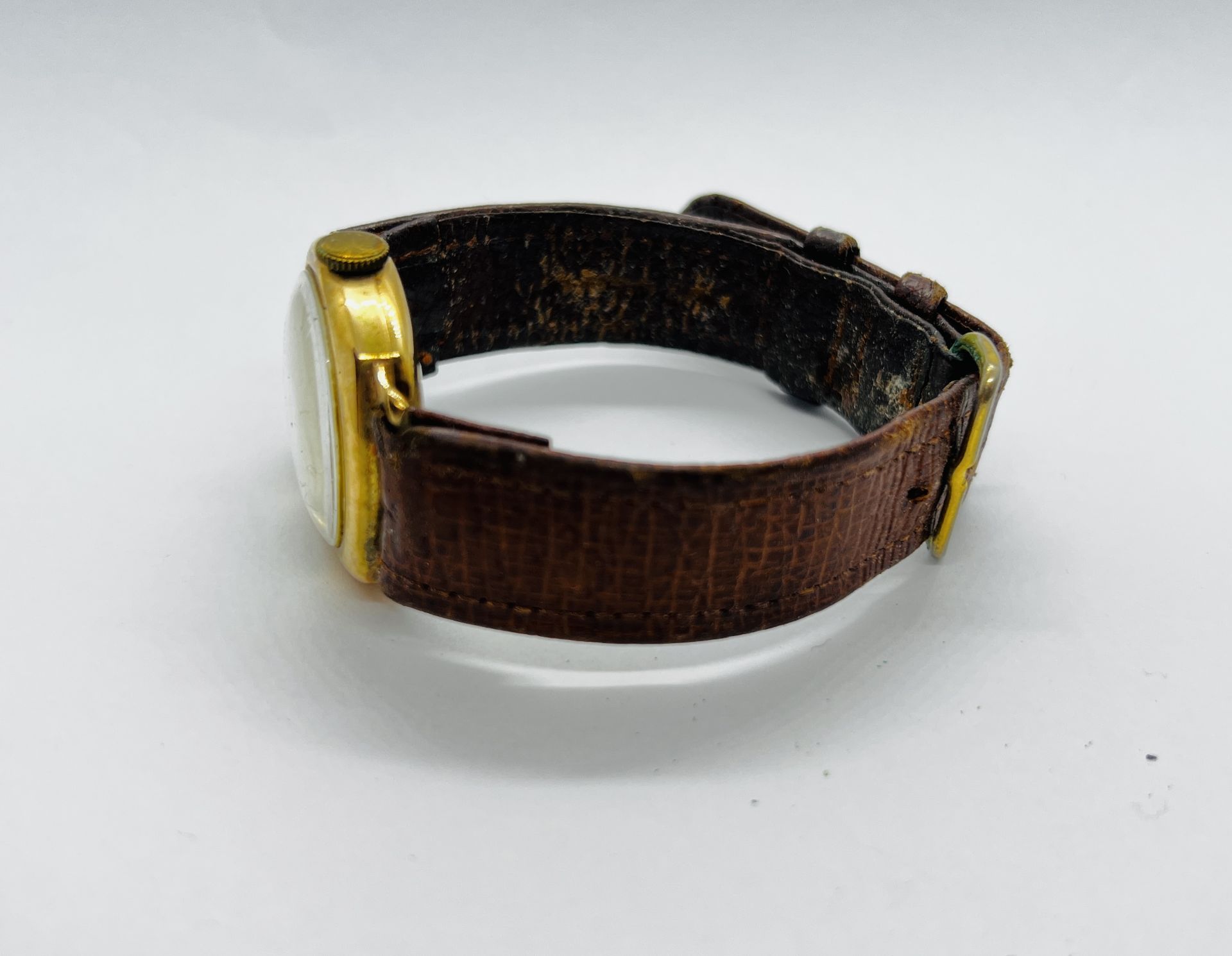 A VINTAGE 9CT GOLD CASED WRIST WATCH MARKED HERBERT ....... LTD MAGNO LUX ON A BROWN LEATHER STRAP. - Image 5 of 7