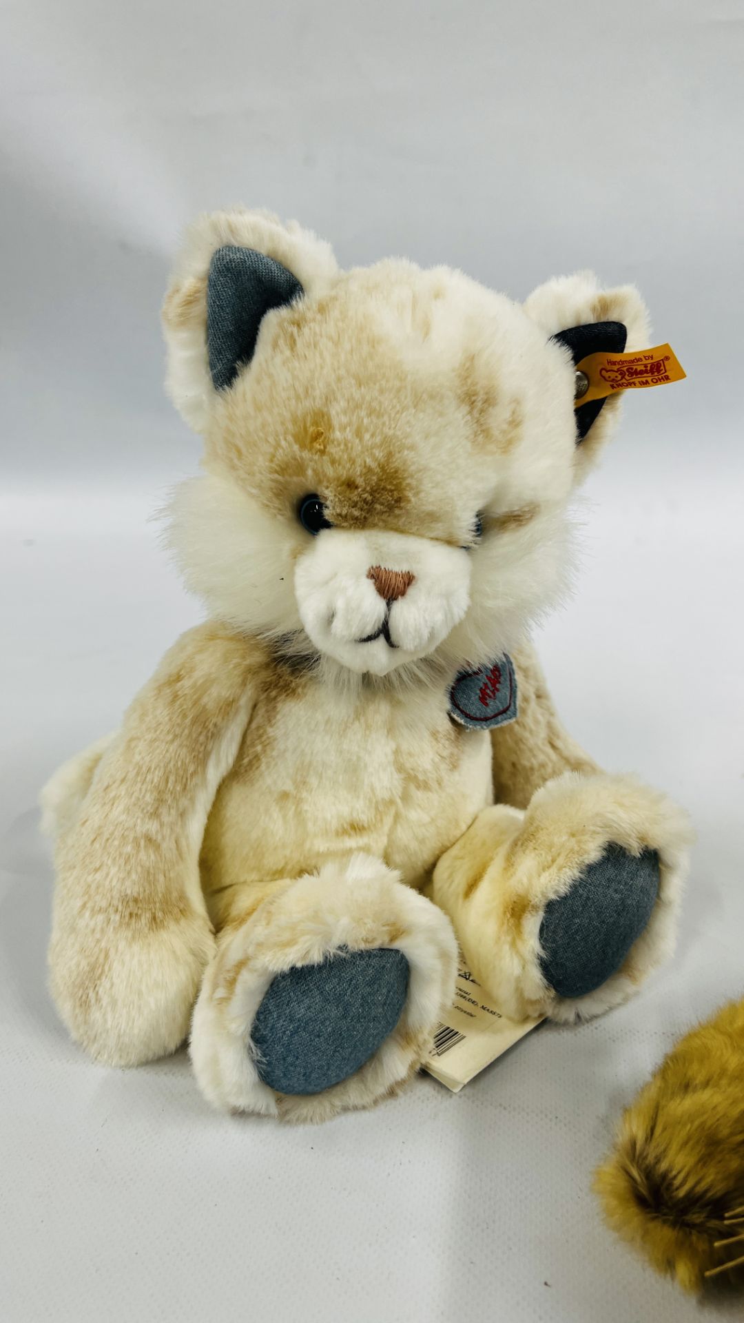 A GROUP OF 3 STEIFF SOFT TOYS TO INCLUDE MIAU CAT 8447, TEDDY 690266 & DORMILI RABBIT 80050. - Bild 2 aus 10