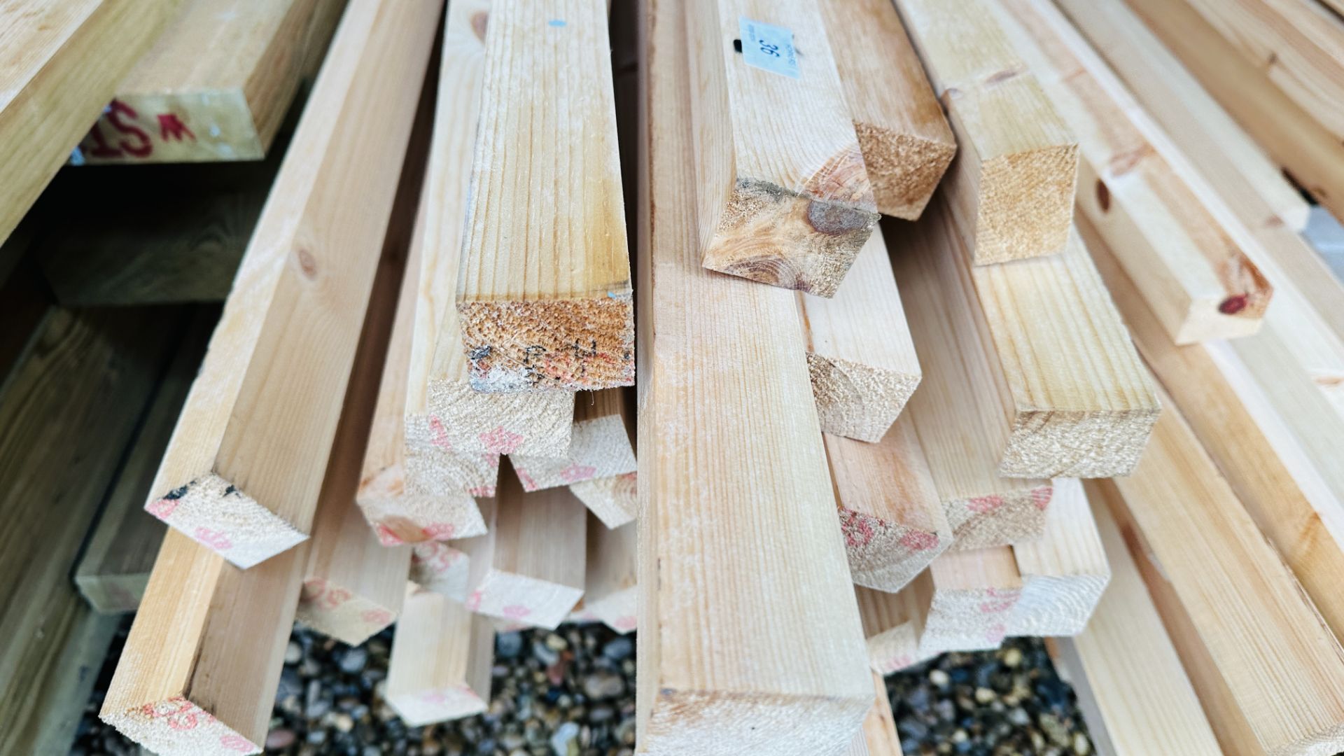 APPROX 140 LENGTHS OF 45MM X 35MM PLANED TIMBER, MINIMUM LENGTHS APPROX 4M, MAXIMUM LENGTH APPROX 5. - Bild 5 aus 6