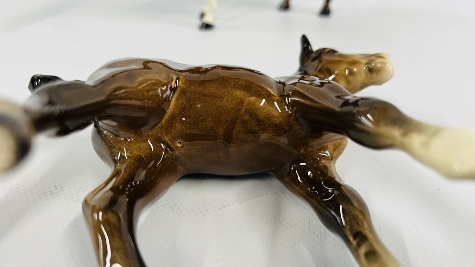 THREE BESWICK CHESTNUT HORSE ORNAMENTS AND FOAL. - Image 8 of 11