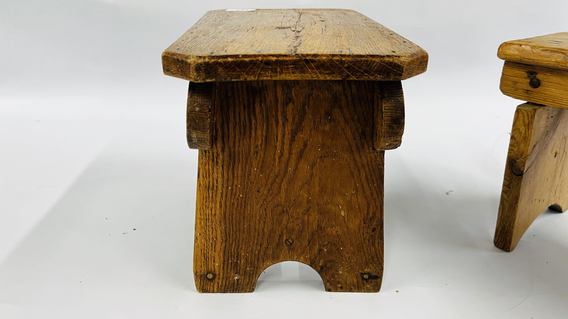 A GROUP OF 3 VINTAGE LOW/MILKING STOOLS TO INCLUDE A SOLID OAK EXAMPLE (VARIOUS SIZES). - Image 9 of 10