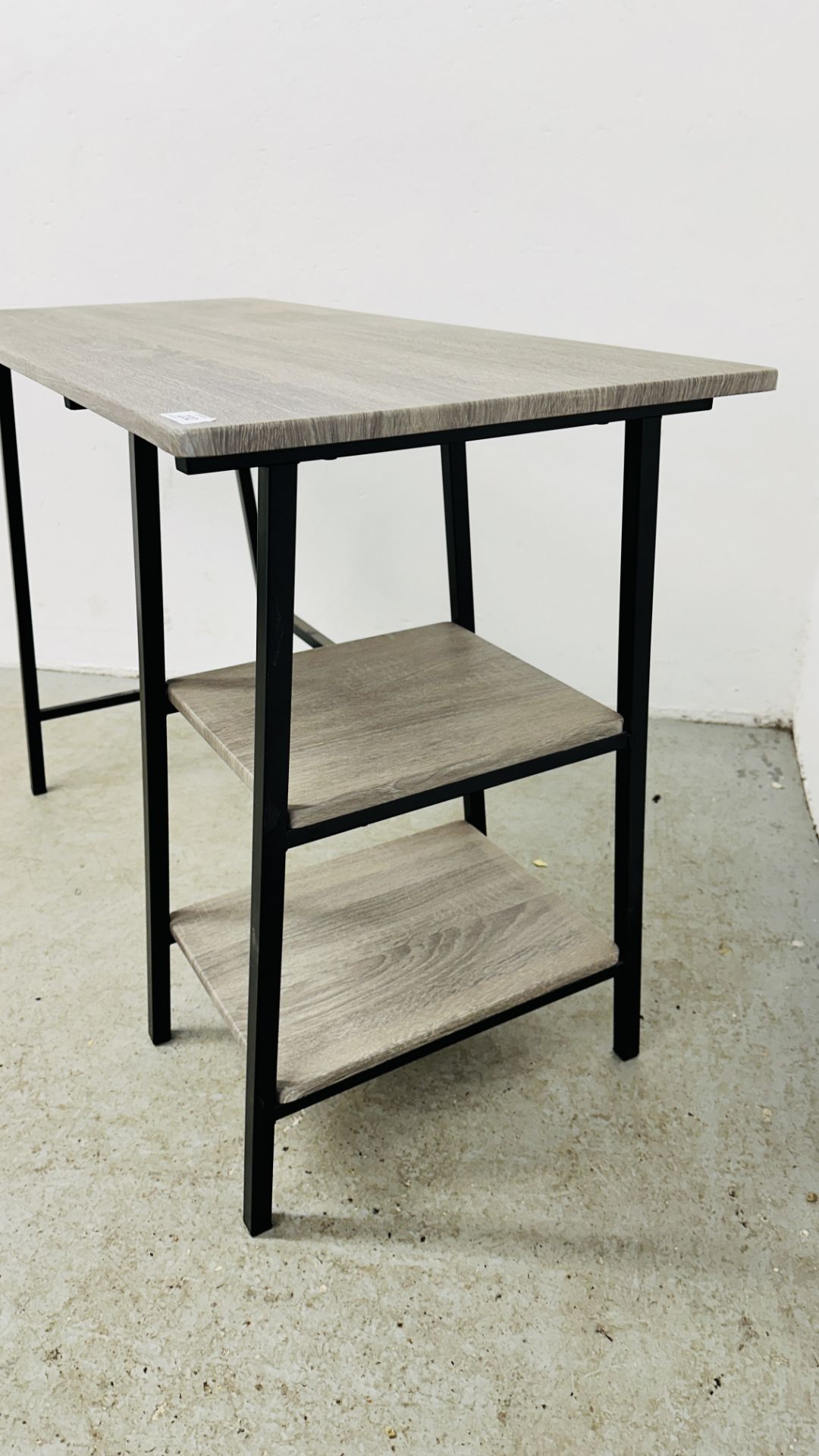 A MODERN LIMEWOOD EFFECT DESK WITH 2 LOWER SHELVES 105CM X 47CM. - Image 7 of 7