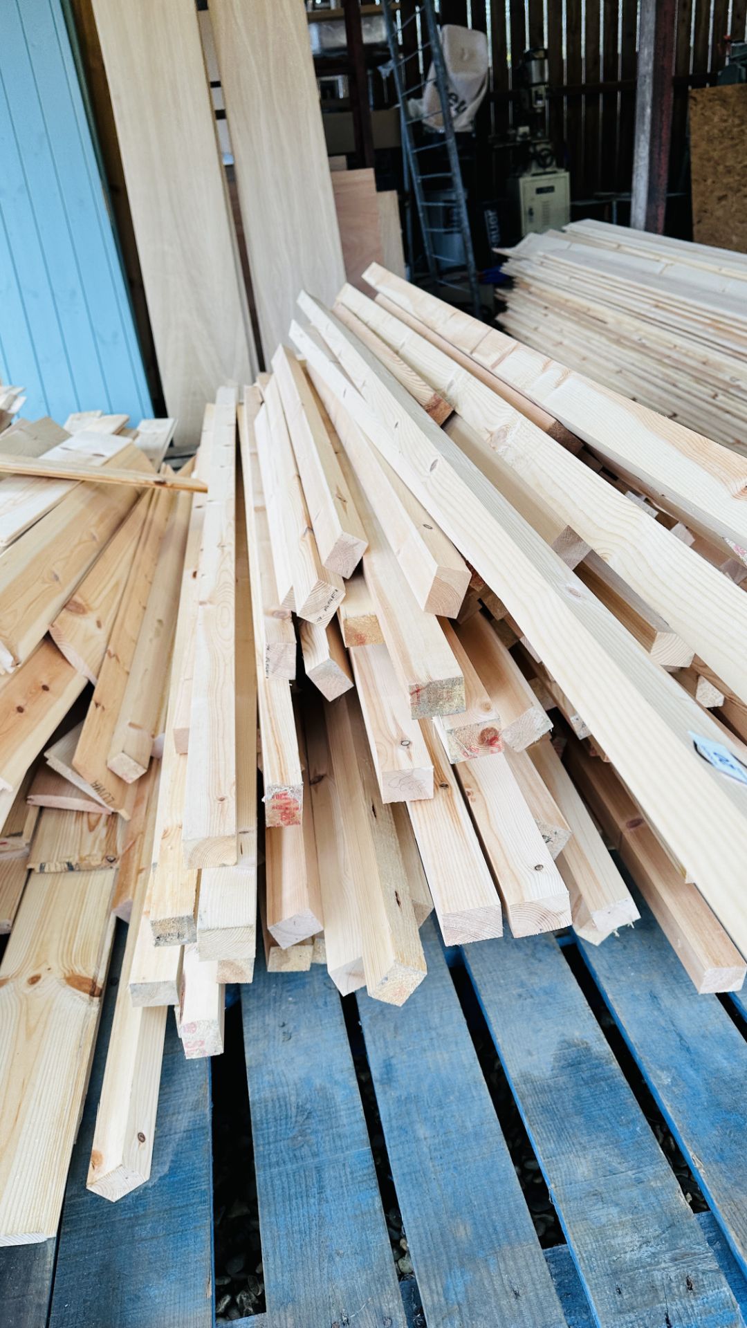 QUANTITY 45 X 35MM PLANED TIMBER MIXED LENGTH MAX 2.6M. THIS LOT IS SUBJECT TO VAT ON HAMMER PRICE. - Image 3 of 4