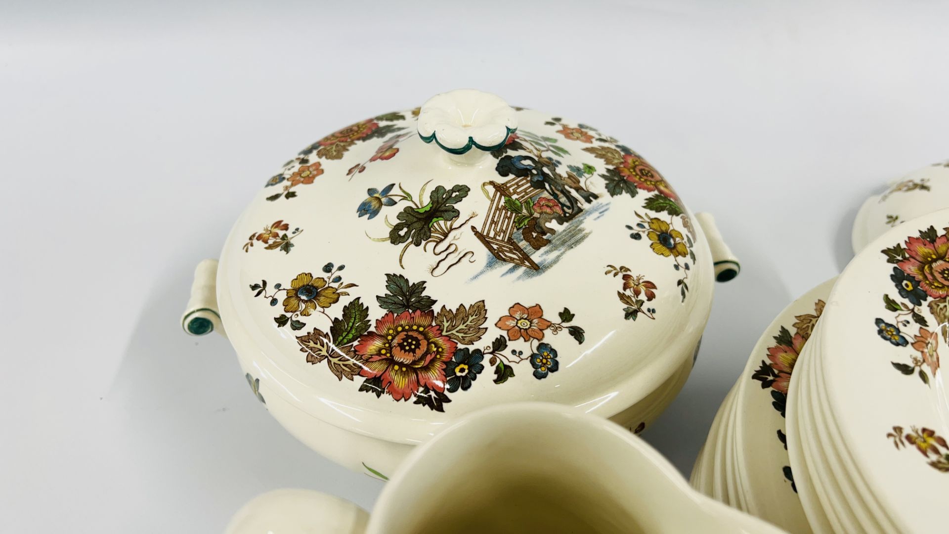 APPROXIMATELY 61 PIECES OF WEDGEWOOD EASTERN FLOWERS TEA AND DINNERWARE. - Image 6 of 16